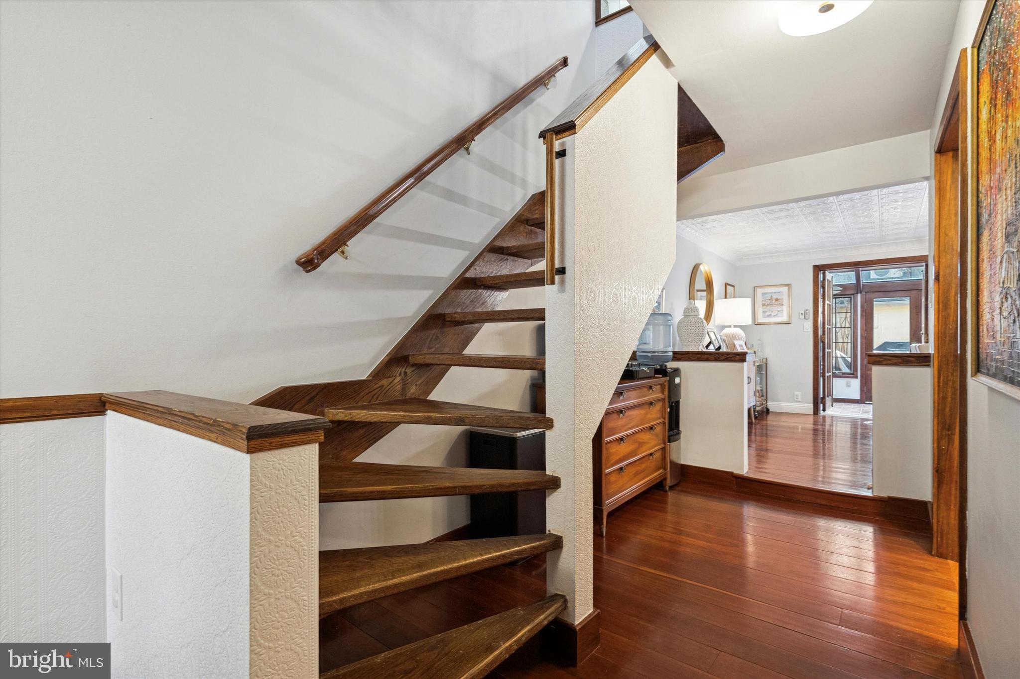 QUEEN VILLAGE - Residential