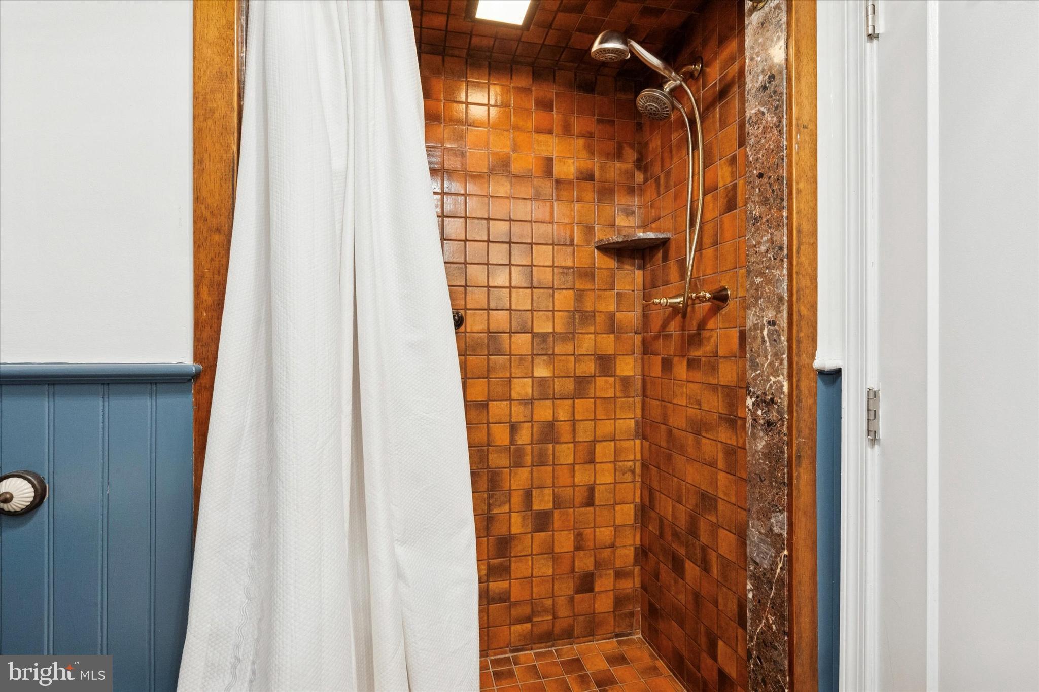 QUEEN VILLAGE - Residential