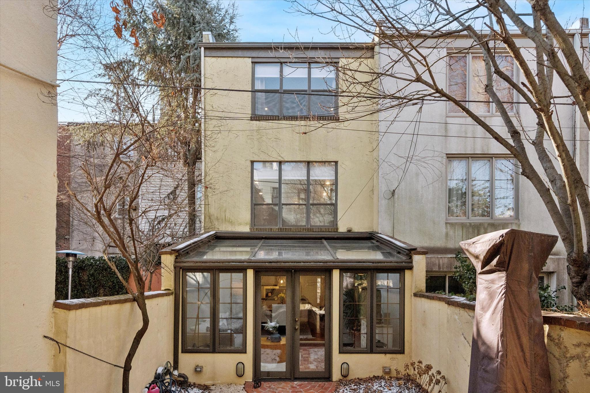 QUEEN VILLAGE - Residential