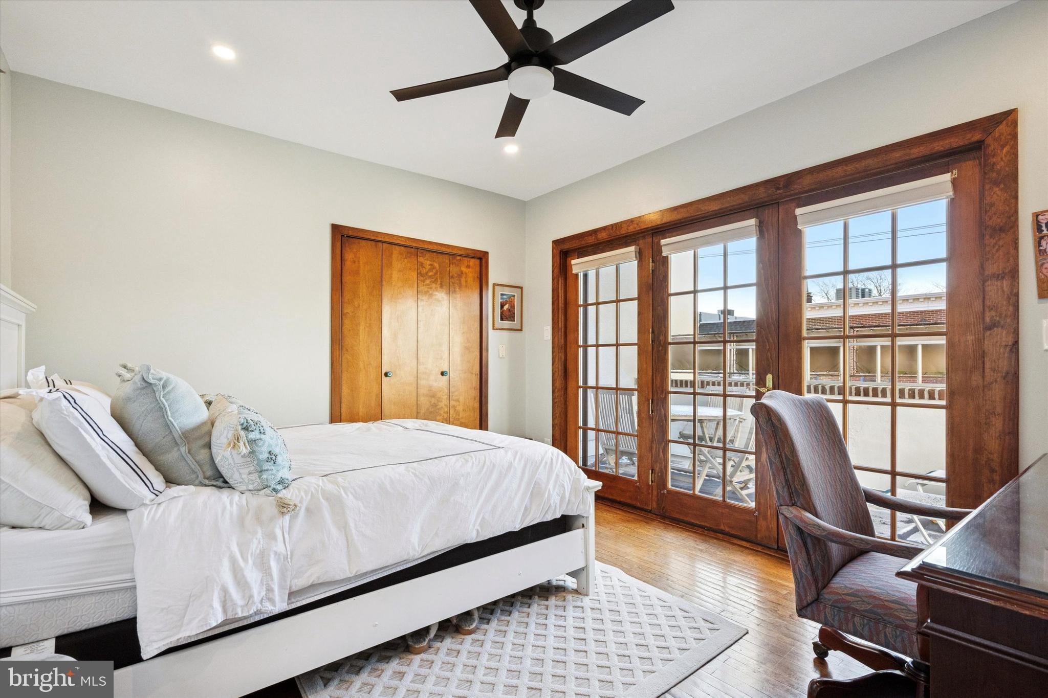 QUEEN VILLAGE - Residential