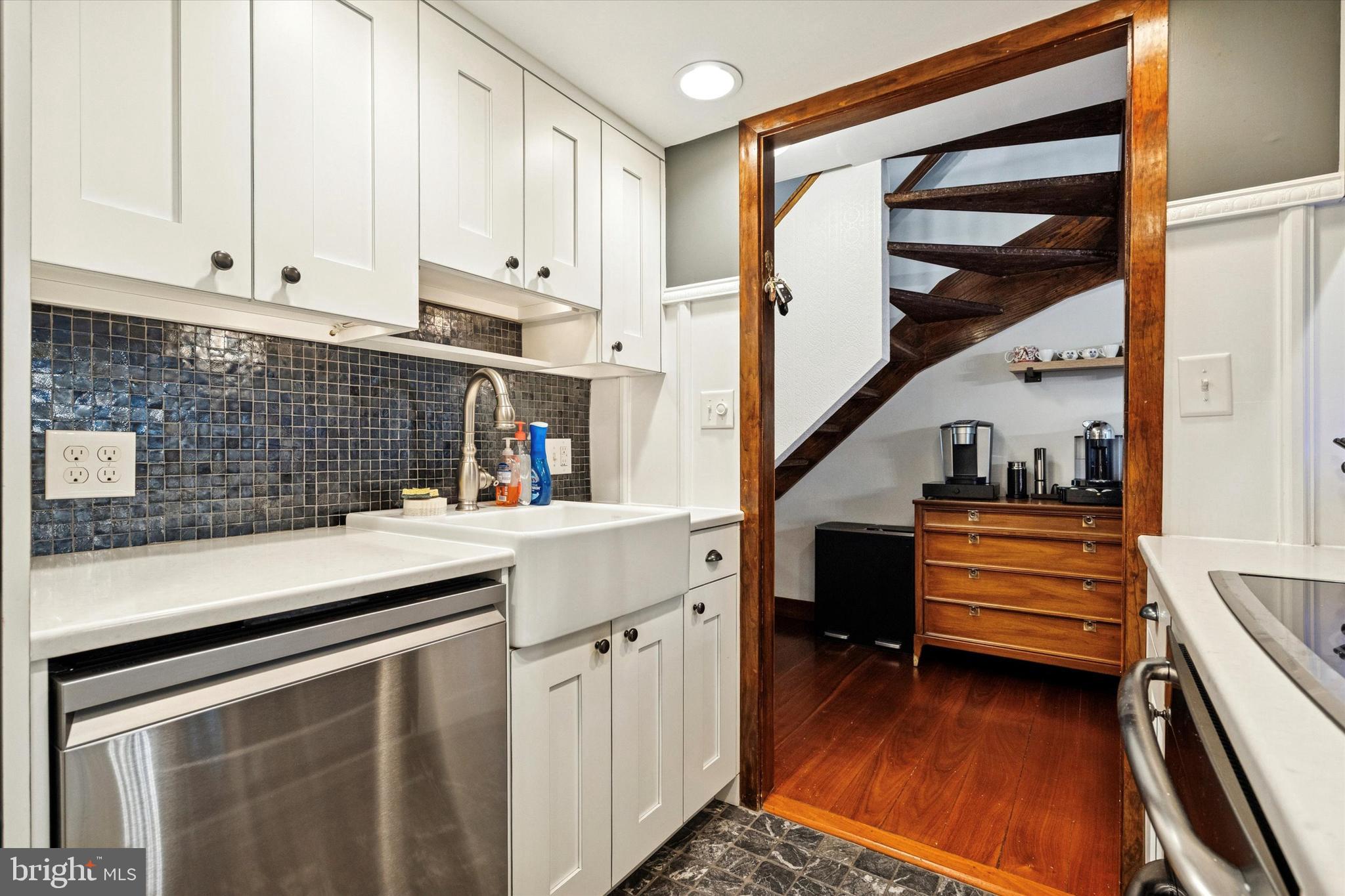 QUEEN VILLAGE - Residential