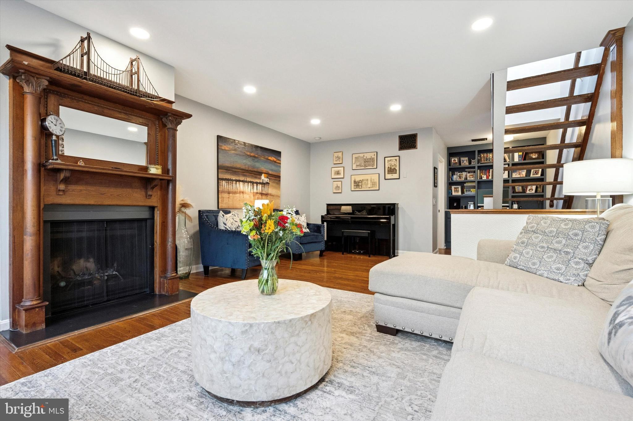 QUEEN VILLAGE - Residential