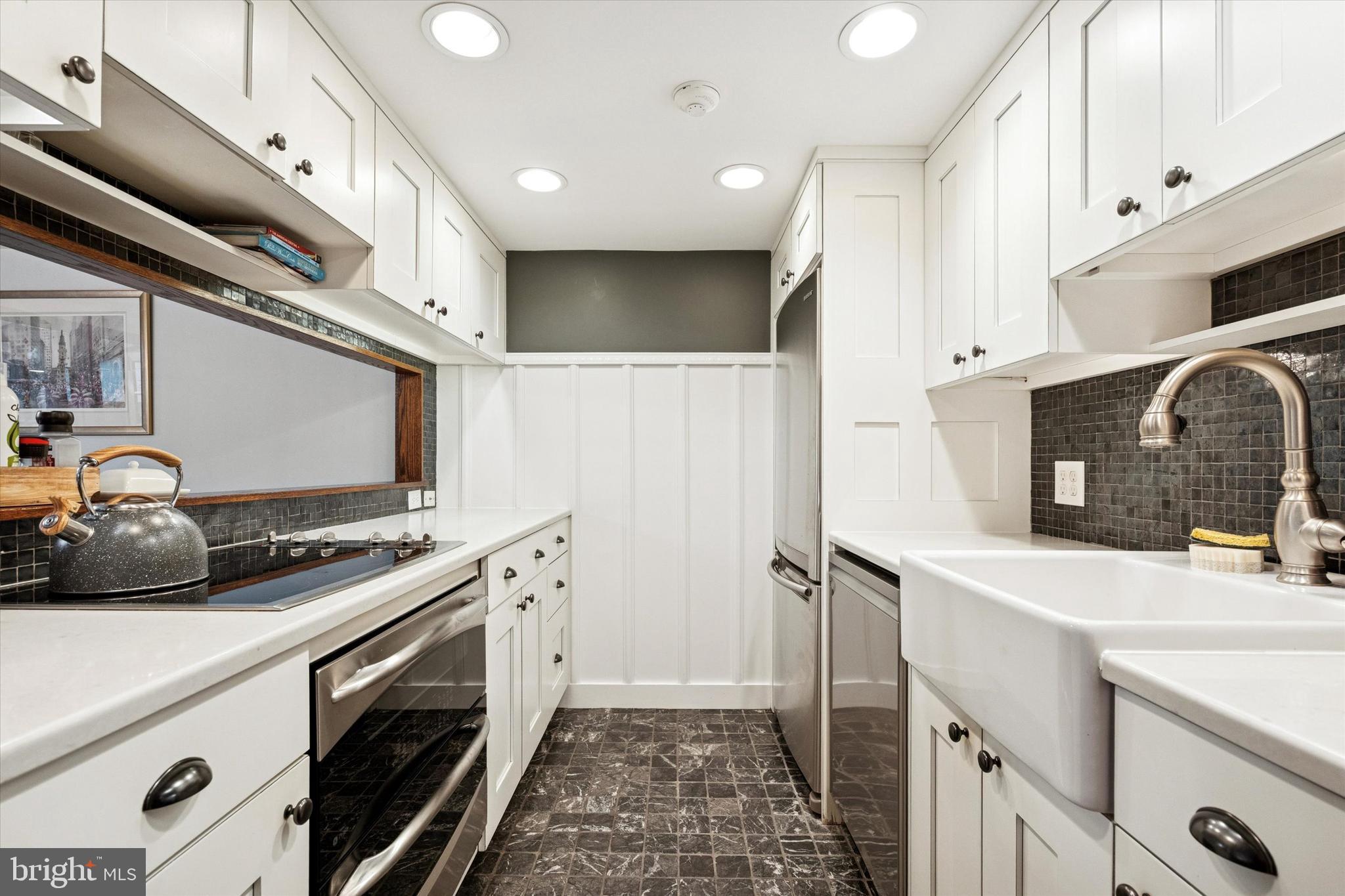 QUEEN VILLAGE - Residential