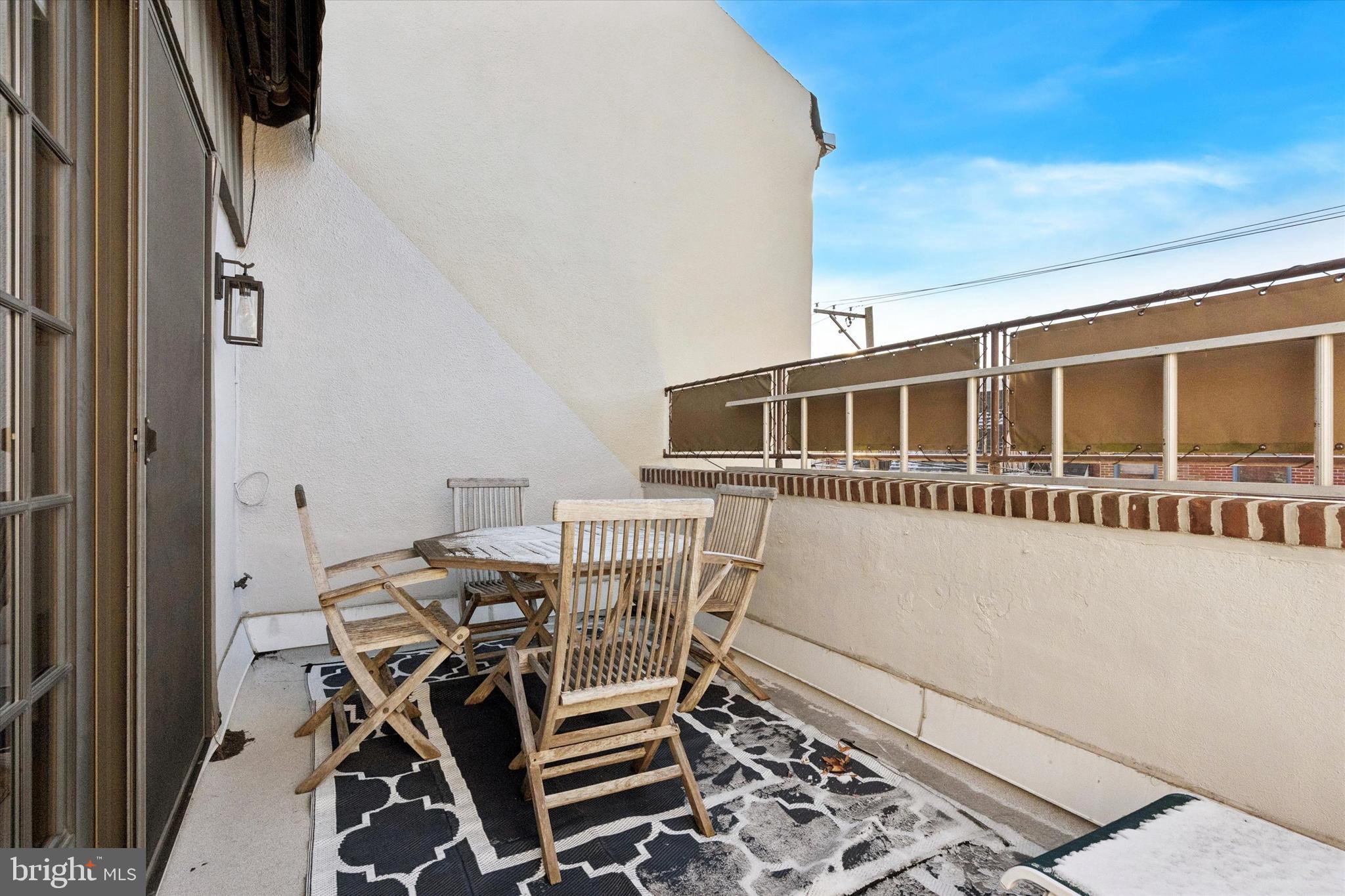 QUEEN VILLAGE - Residential