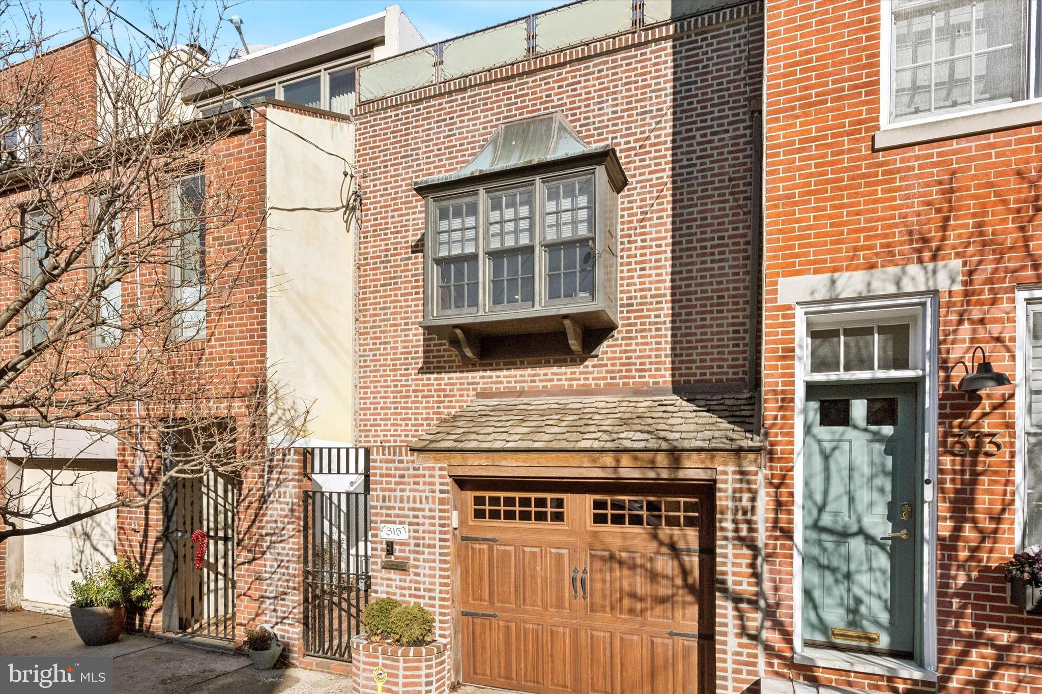 QUEEN VILLAGE - Residential