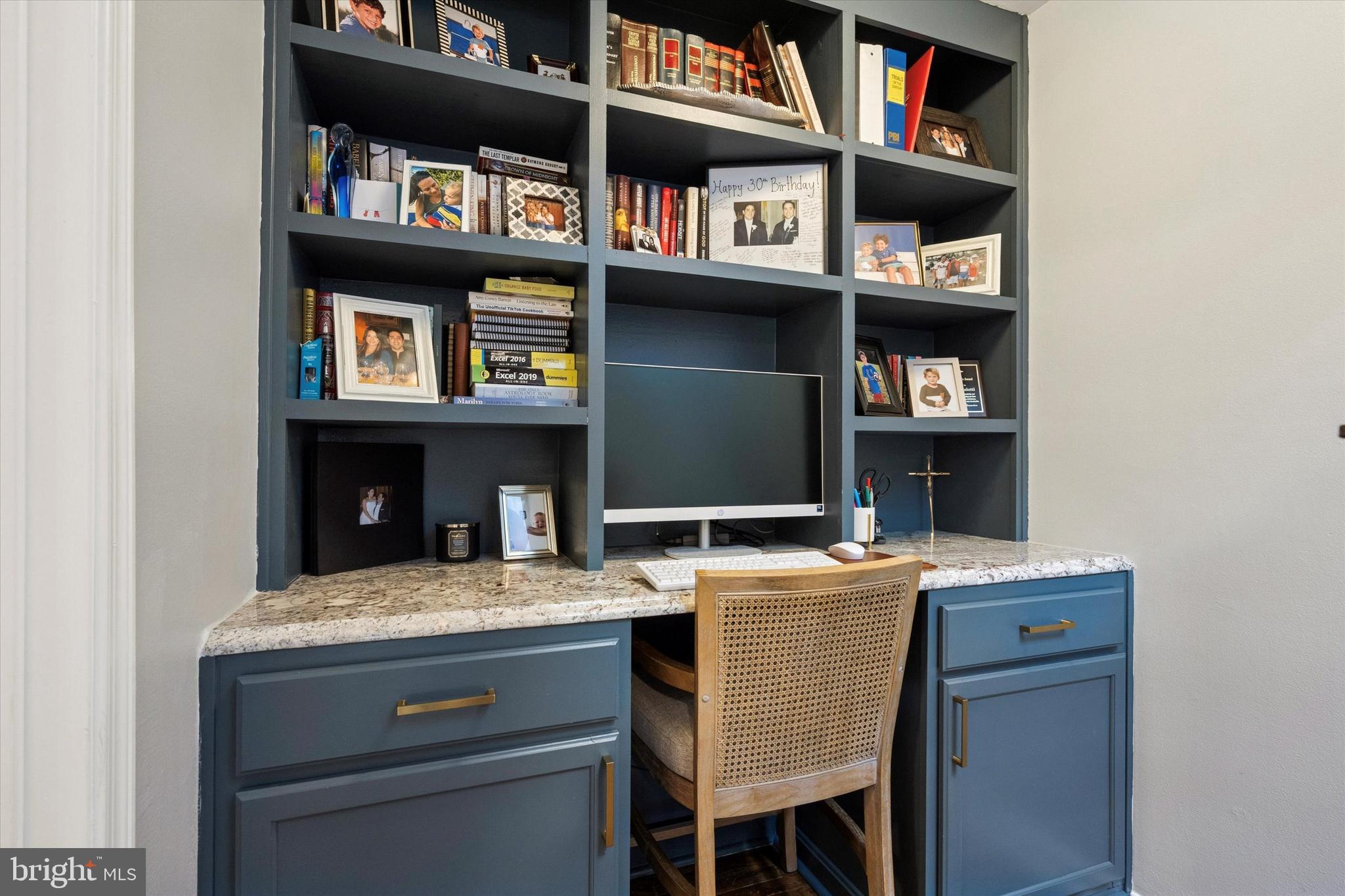 QUEEN VILLAGE - Residential