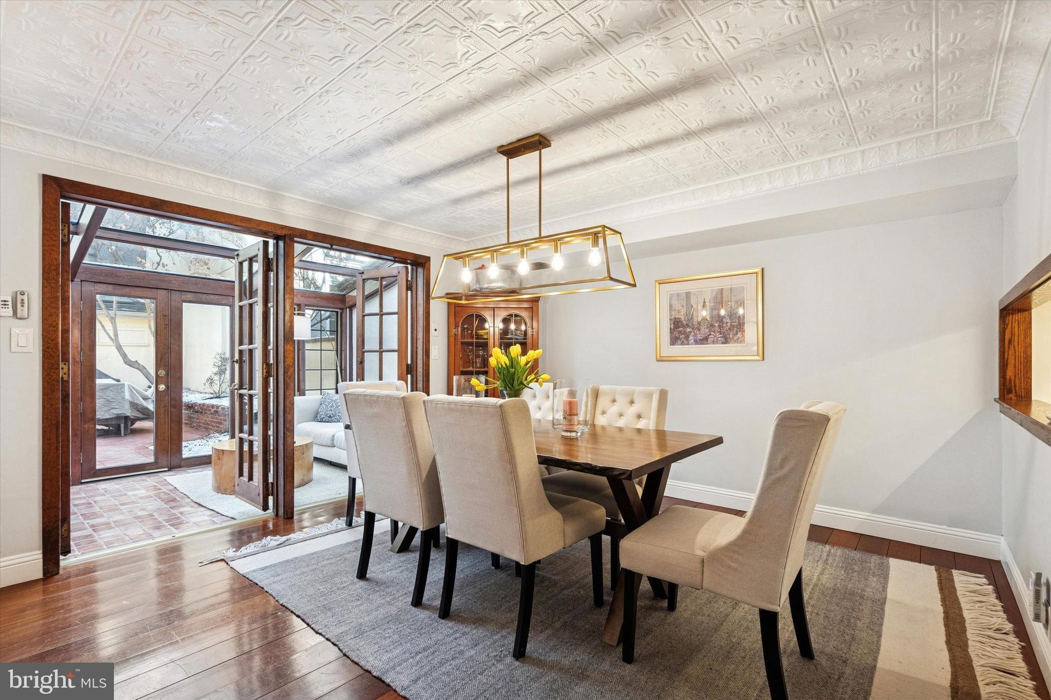 QUEEN VILLAGE - Residential