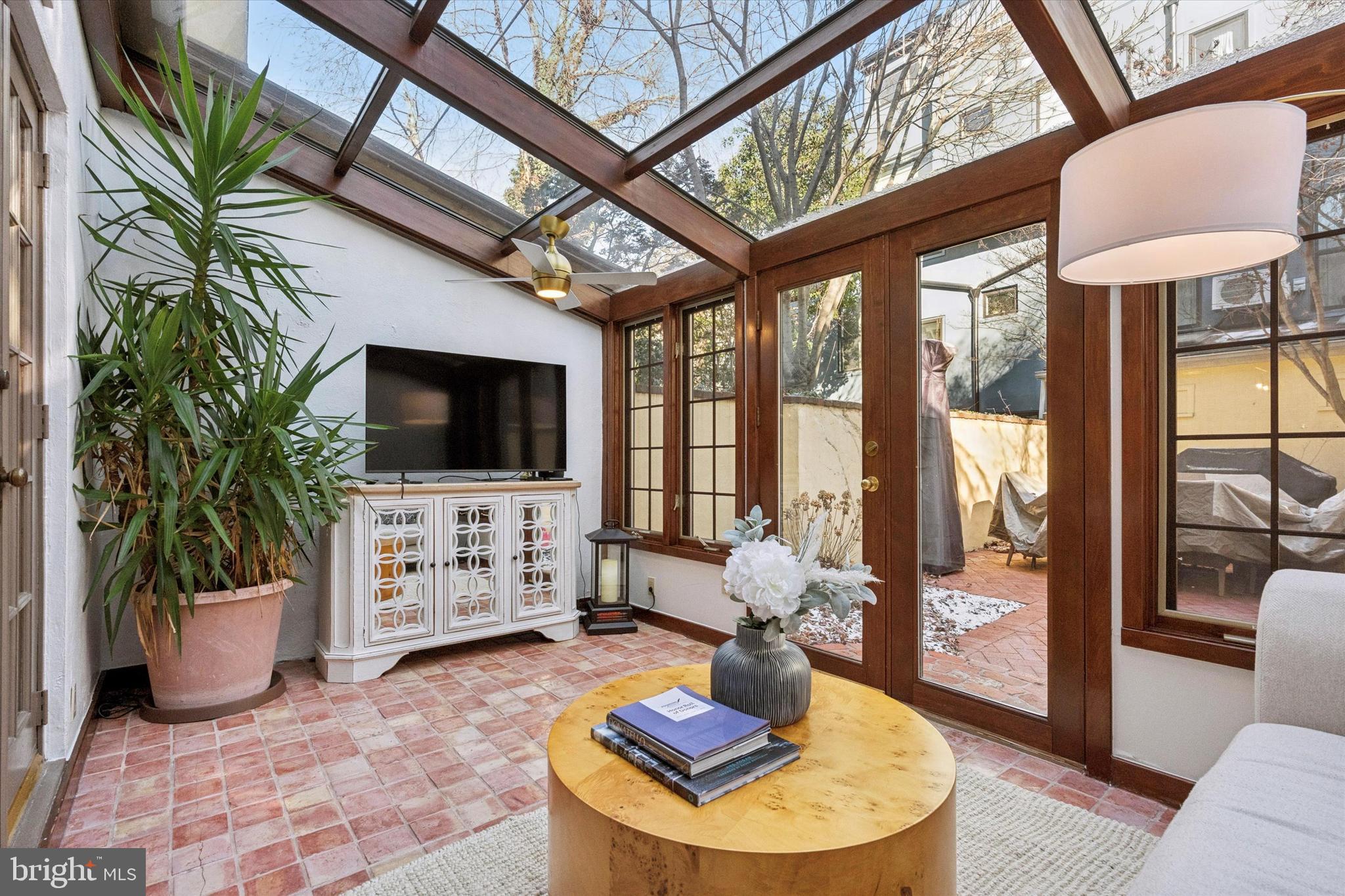 QUEEN VILLAGE - Residential