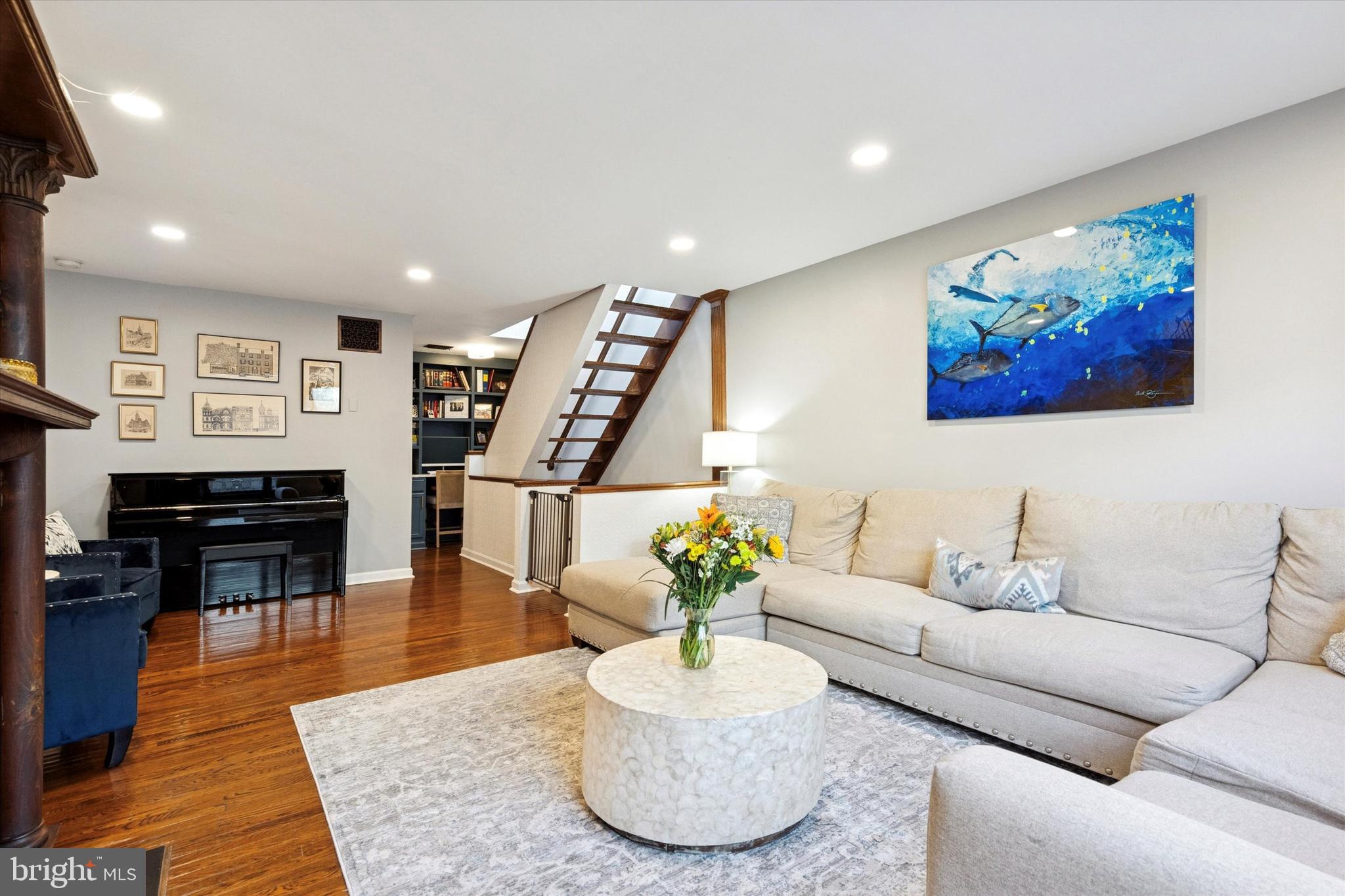 QUEEN VILLAGE - Residential