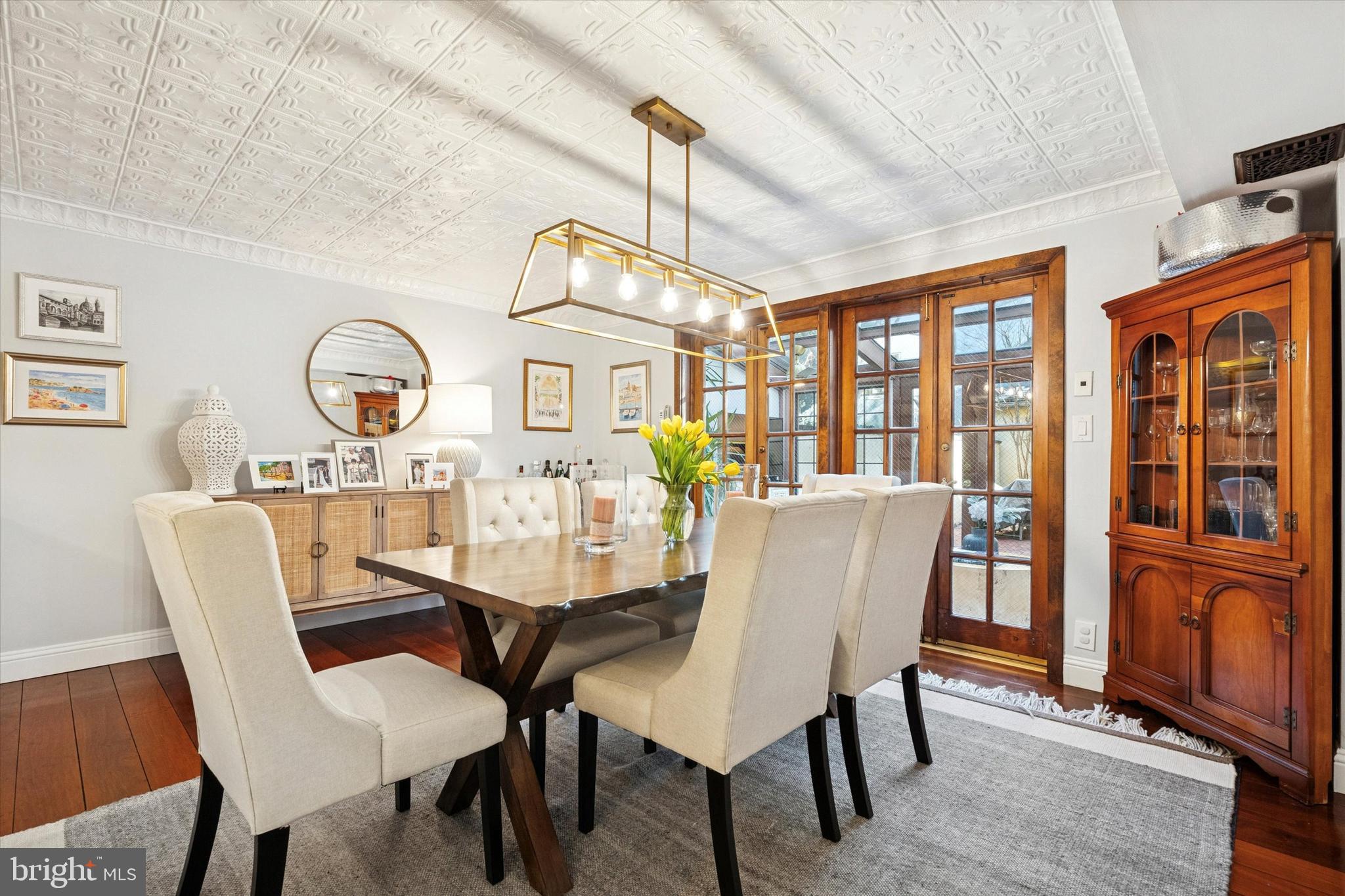 QUEEN VILLAGE - Residential