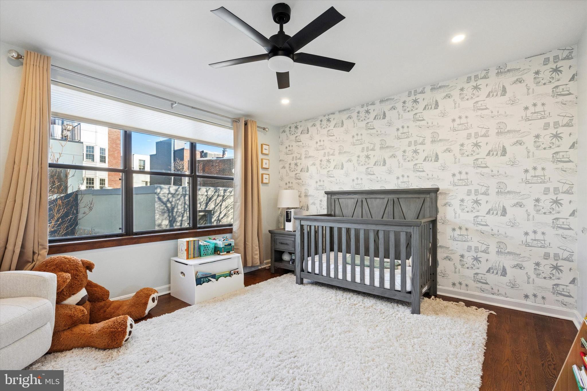 QUEEN VILLAGE - Residential