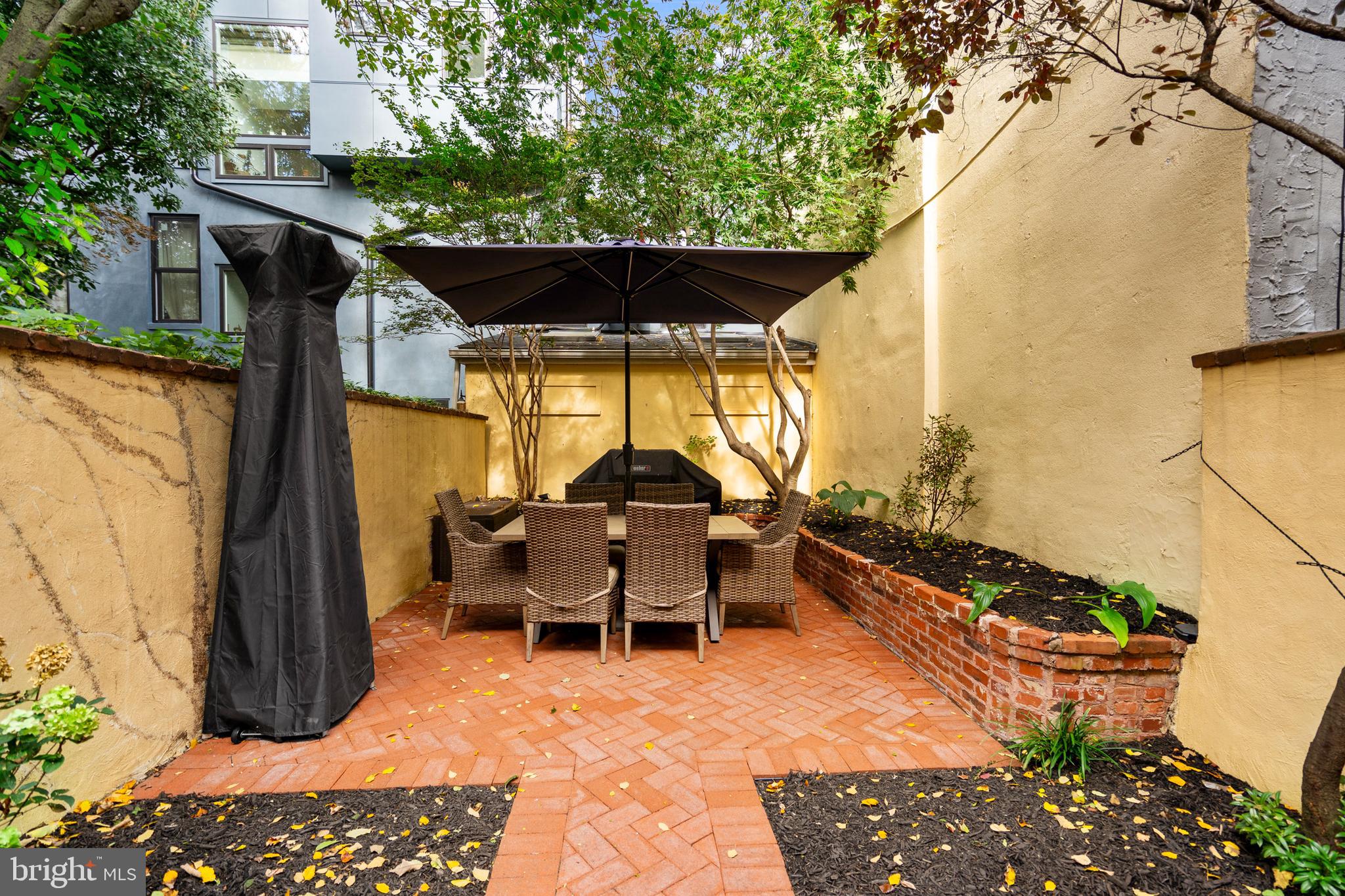 QUEEN VILLAGE - Residential