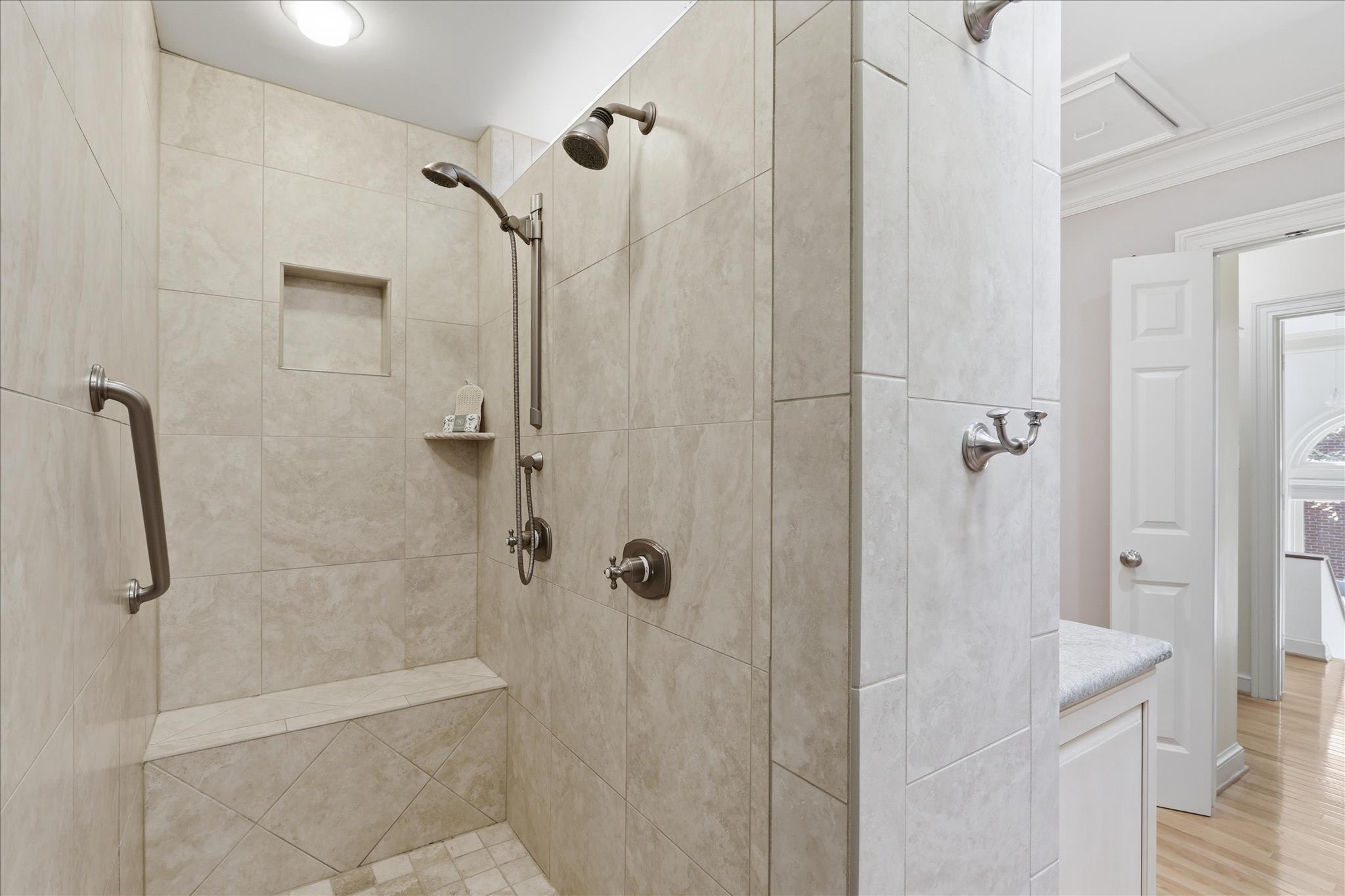 KINGS MANOR - Residential