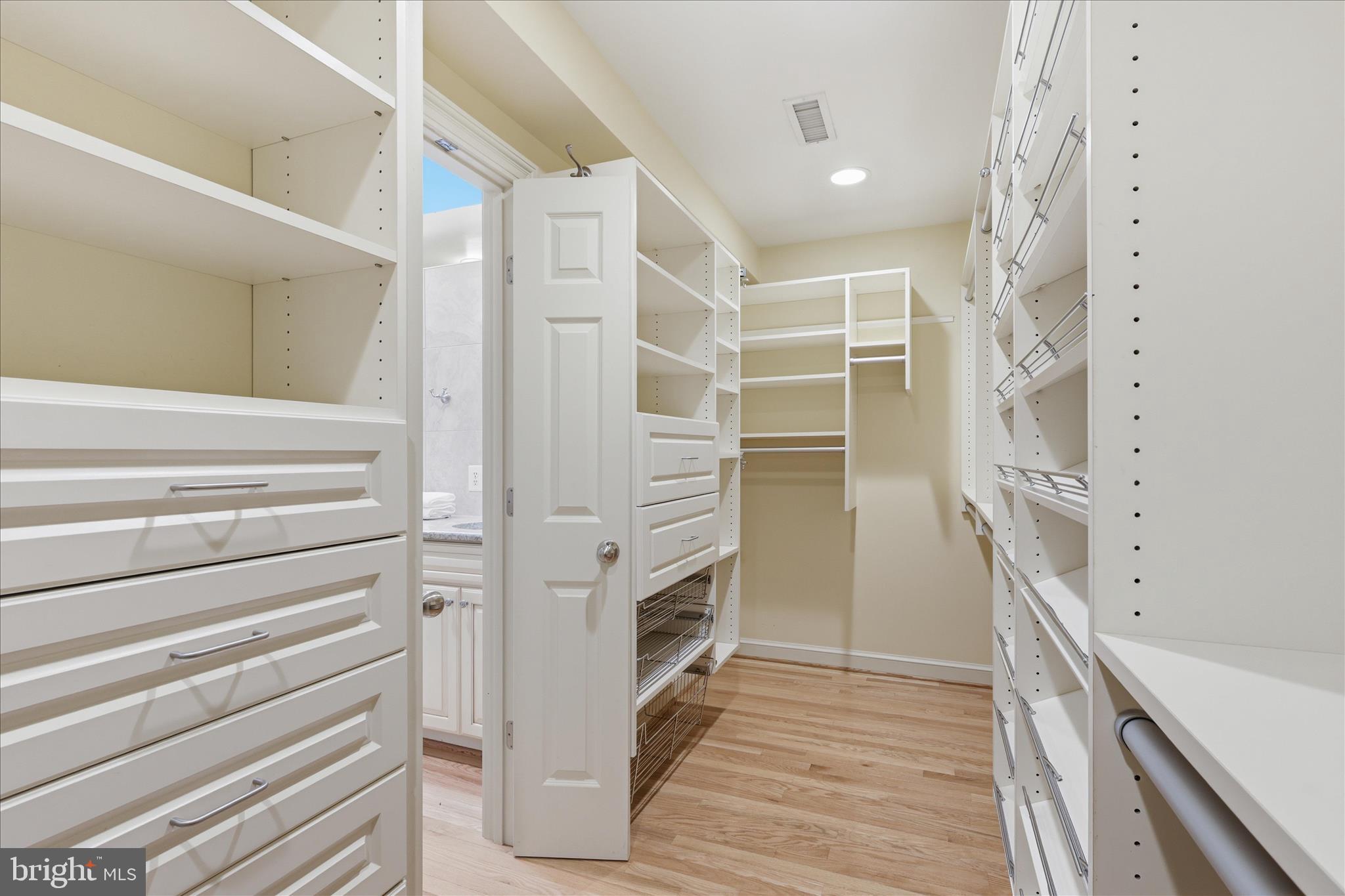 KINGS MANOR - Residential