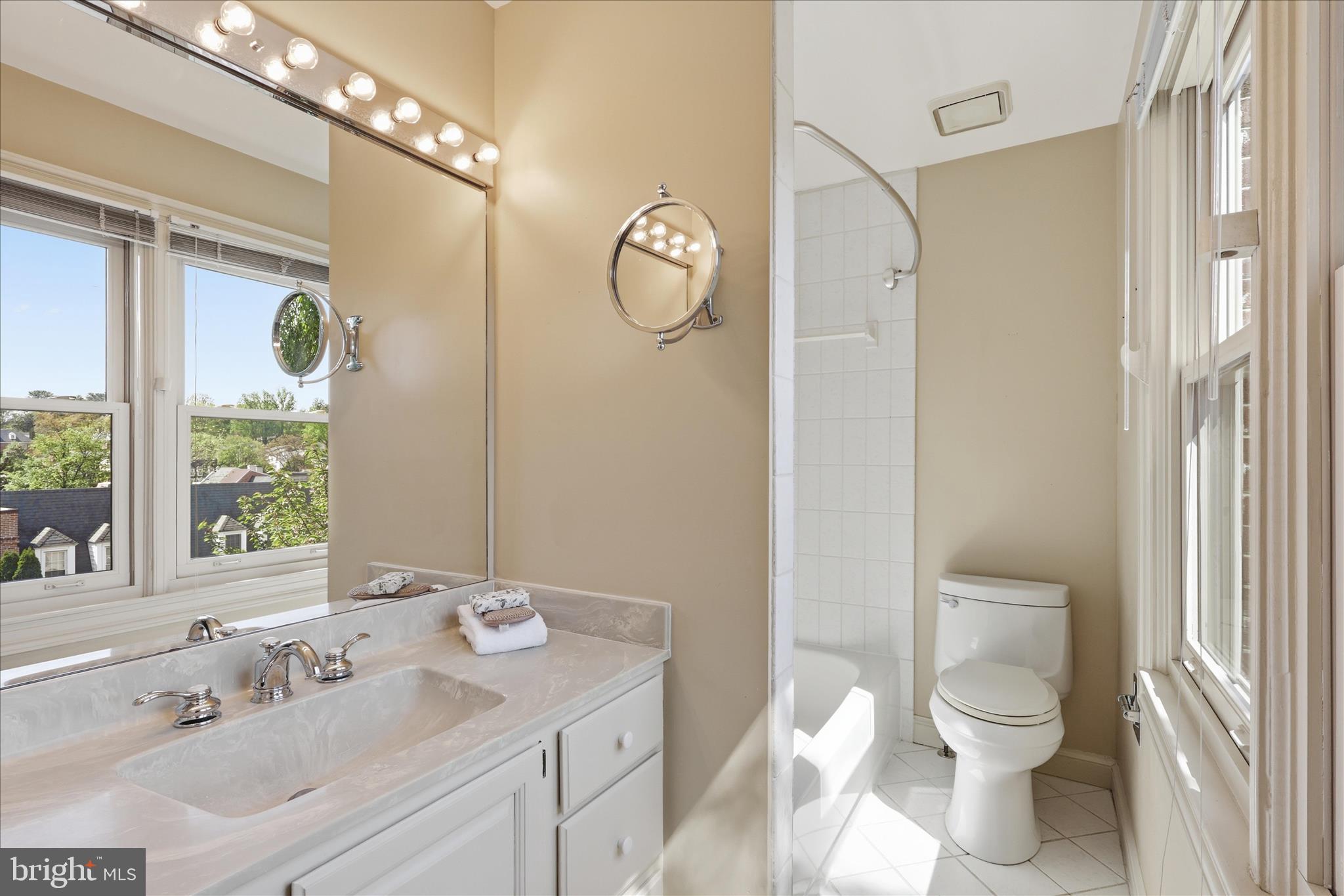 KINGS MANOR - Residential