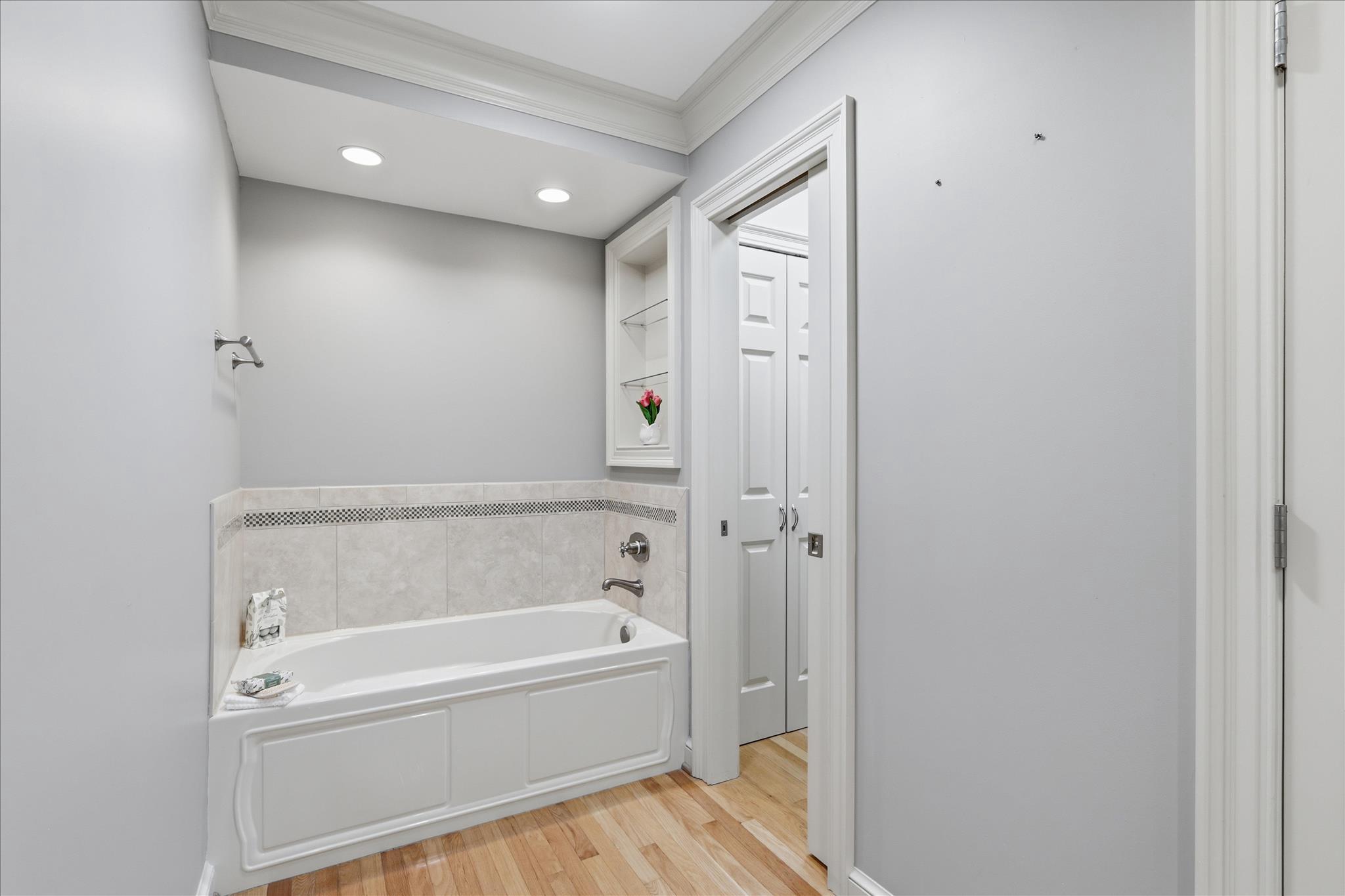 KINGS MANOR - Residential