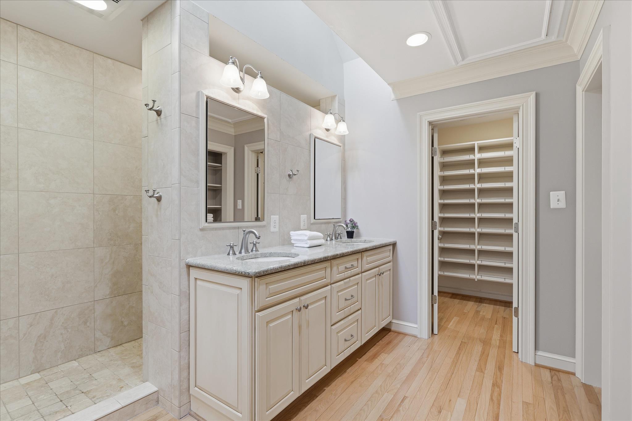 KINGS MANOR - Residential