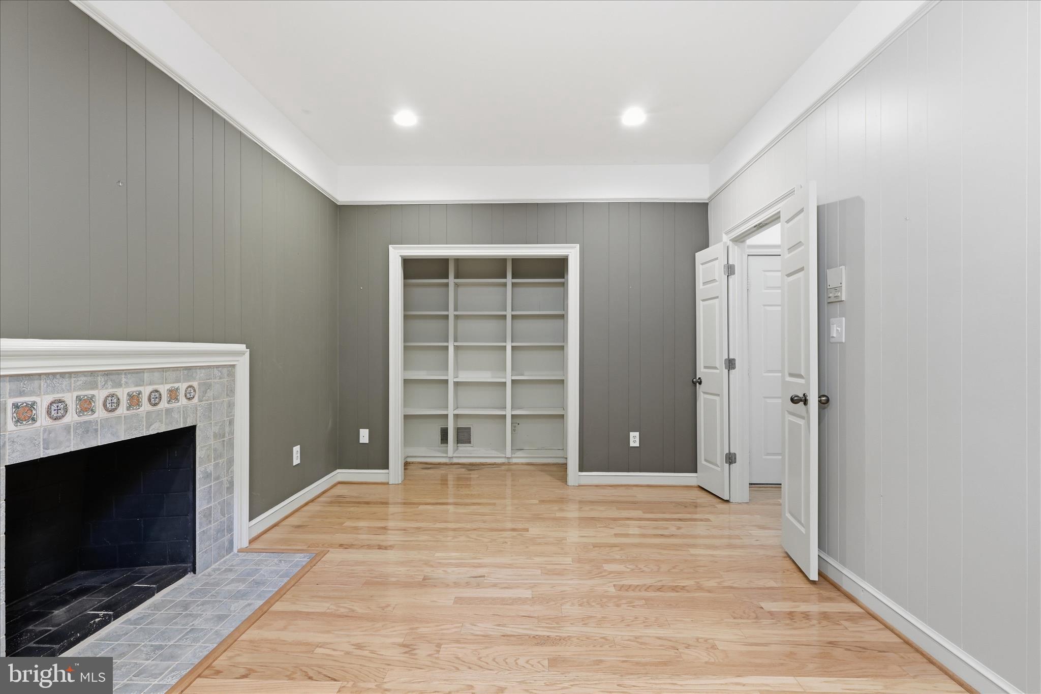 KINGS MANOR - Residential