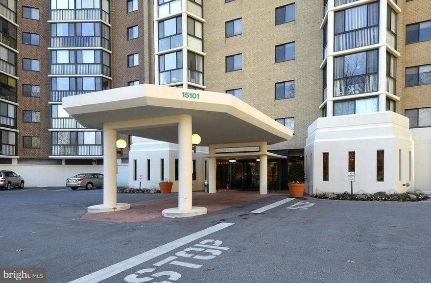 Best priced condo at The Greens! Spacious, first floor w/ 1 bed + 1 den(2nd bed), sun room, 1.5 bath almost 1000 sqft! Fresh paint throughout, new stainless steel appliances in updated kitchen! Secure building with elevator access, beautiful spacious lobby.  First floor access to hole 1 of LW's golf course! Storage room and underground parking space for GOLF CART with convenient electrical outlet!