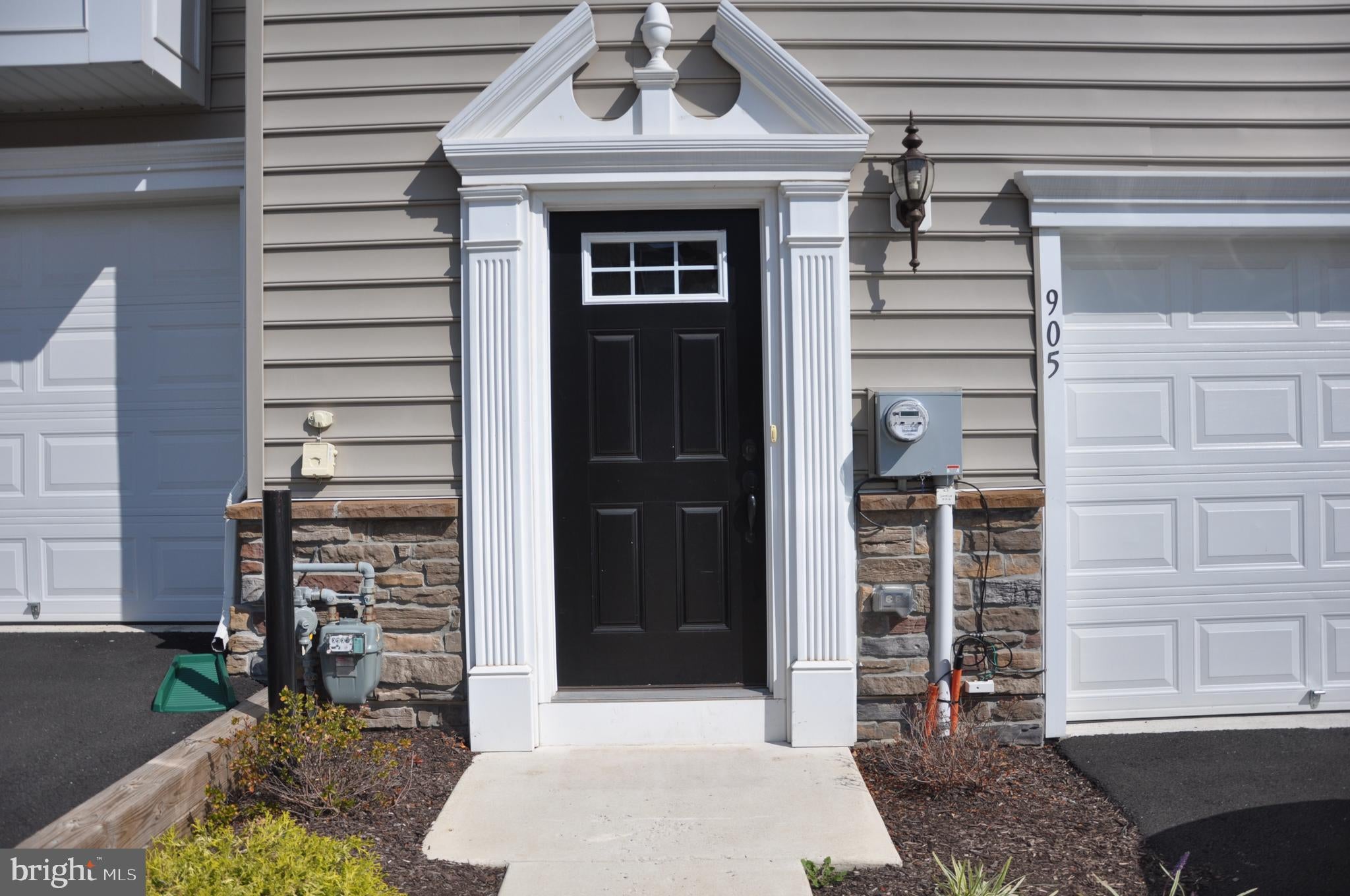 905 SUSAN CIRCLE