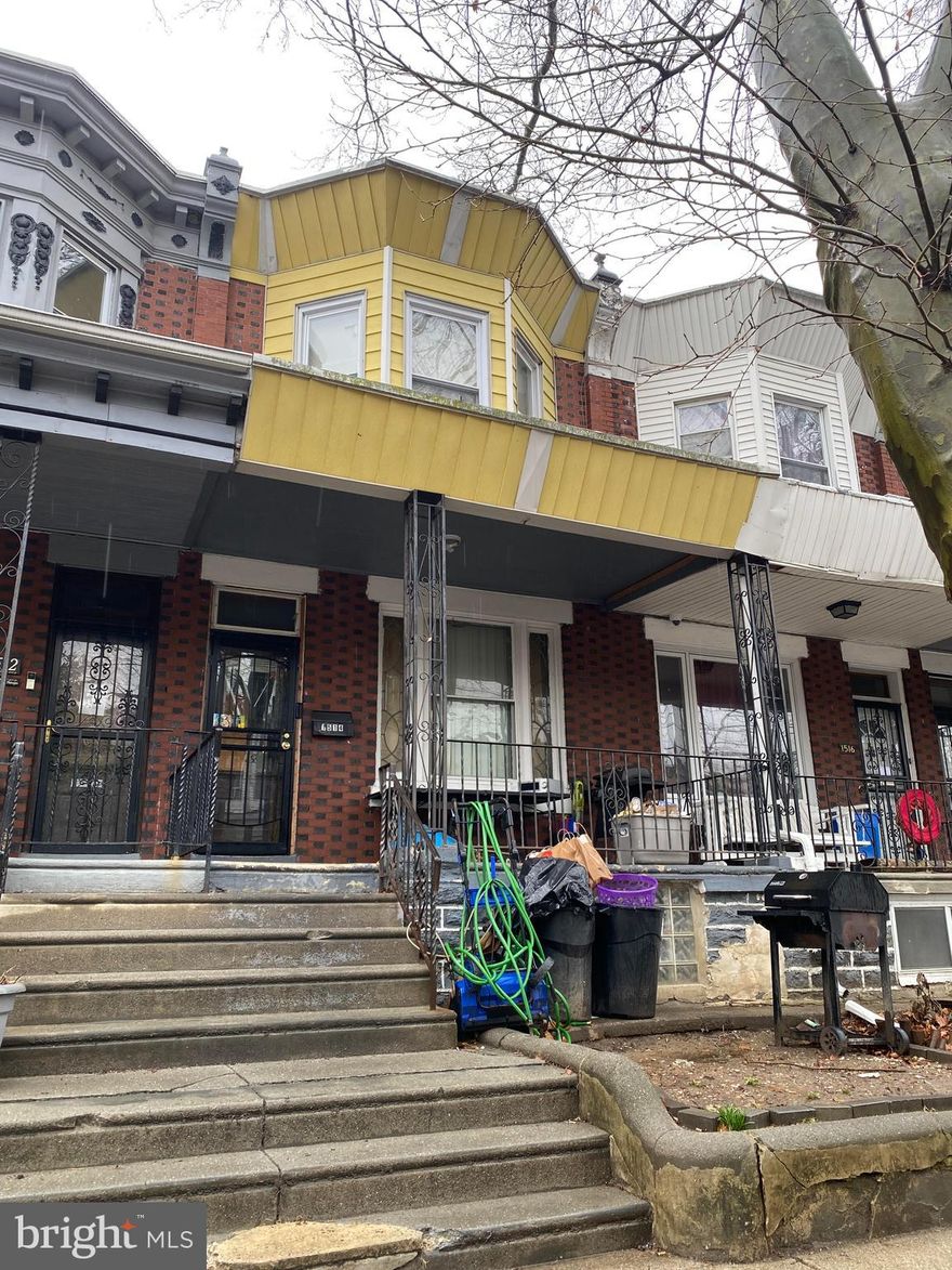 Investor Opportunity! This tenant-occupied property is being sold as-is. The tenant has no lease and is not paying rent. Buyer assumes all responsibilities regarding the tenant, including negotiating a new lease or pursuing eviction if necessary. Drive-by only. No interior access available. Serious inquiries only. Cash sale only. All property info was given by the seller at his best knowledge.