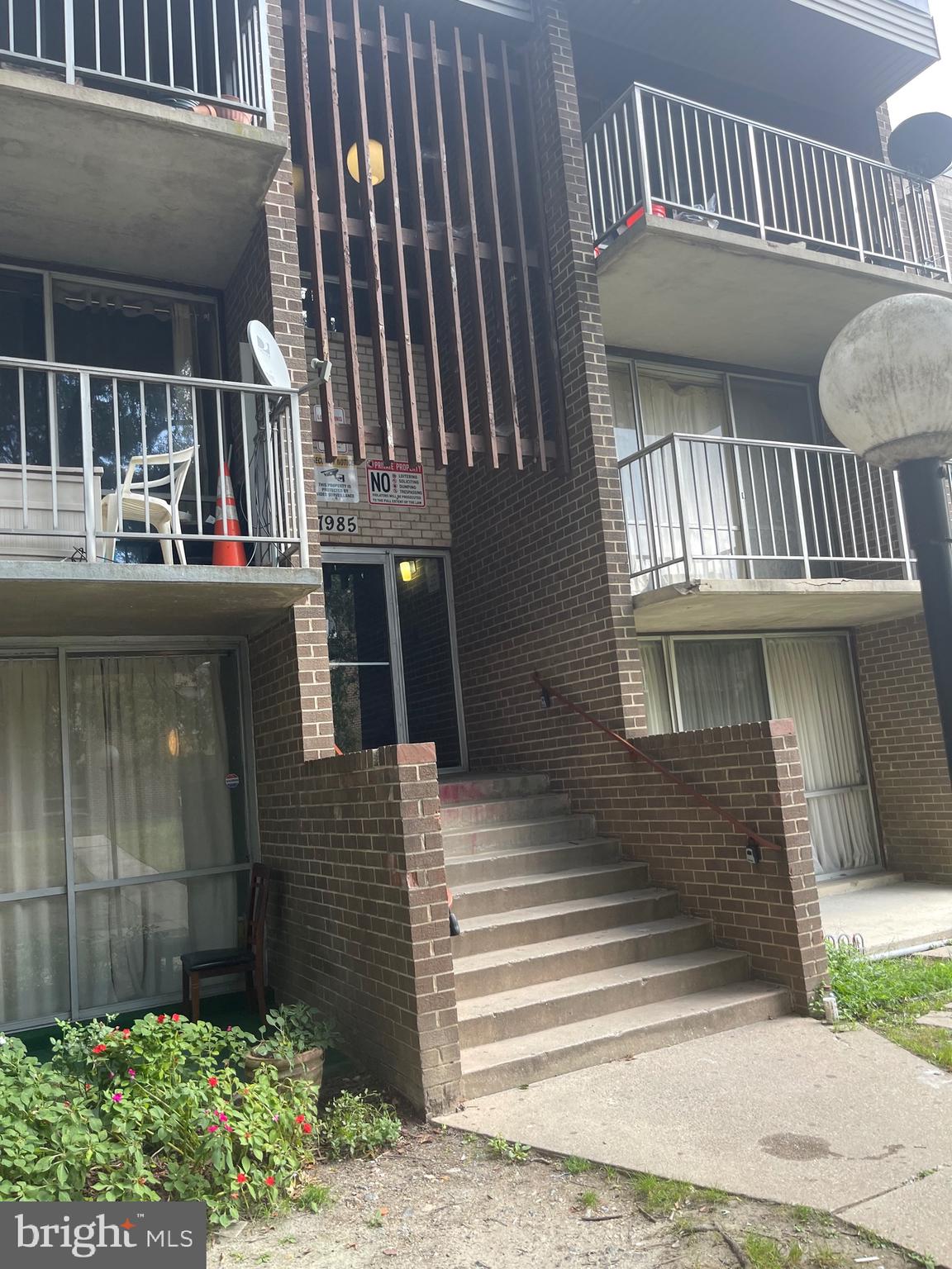 RARE OPPORTUNITY 2 BEDROOMS 1 BATH ON LOWER LEVEL & FEW STEPS FROM MAIN ENTRY.
DO NOT BOTHER OCCUPANT SUBJECT TO SHORT SALE.ONE BANK AND CONDO ASSOCIATION RELEASE OF LIEN.Sold in ASIS, wear a mask and put all keys back,turn lights off.