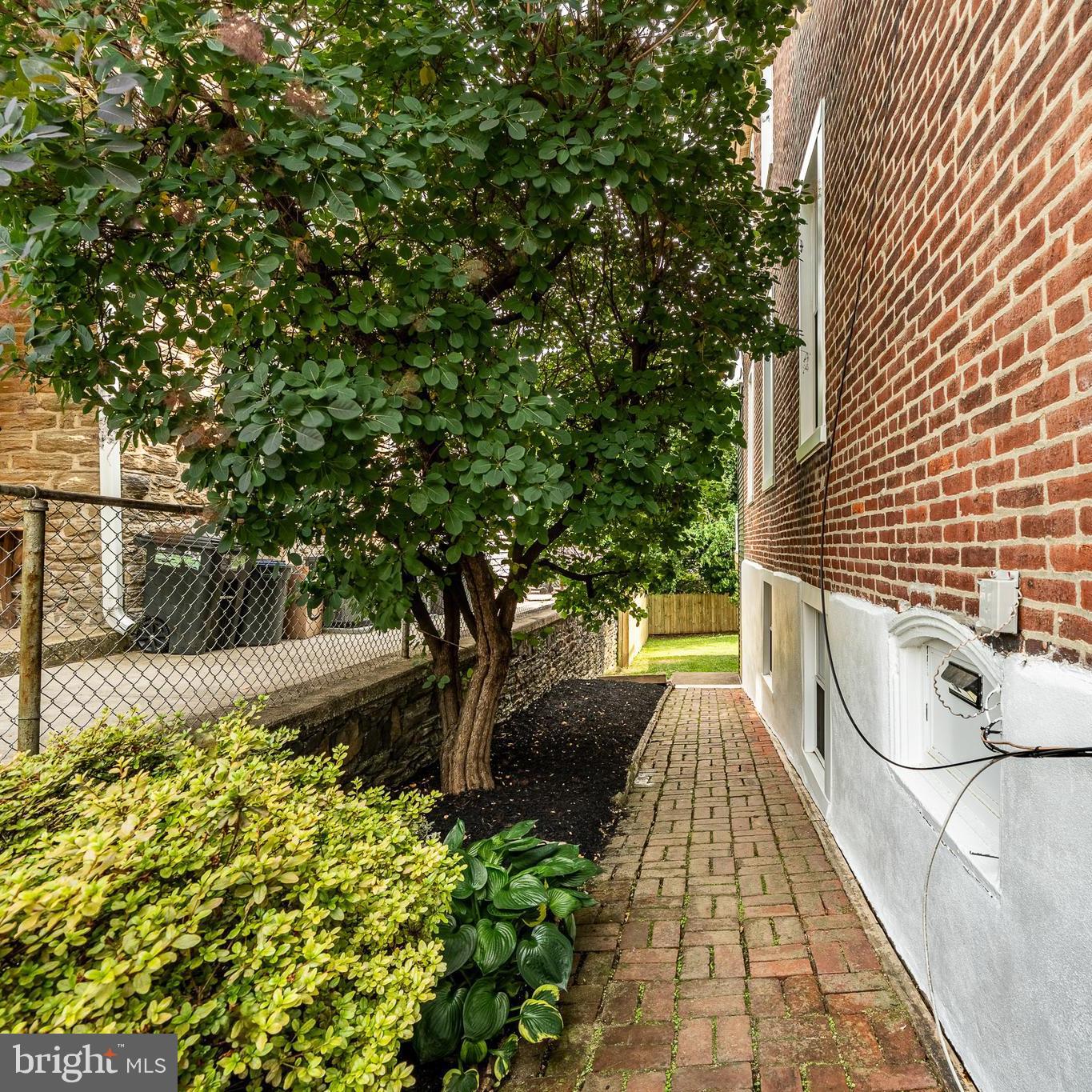 221 FORD STREET