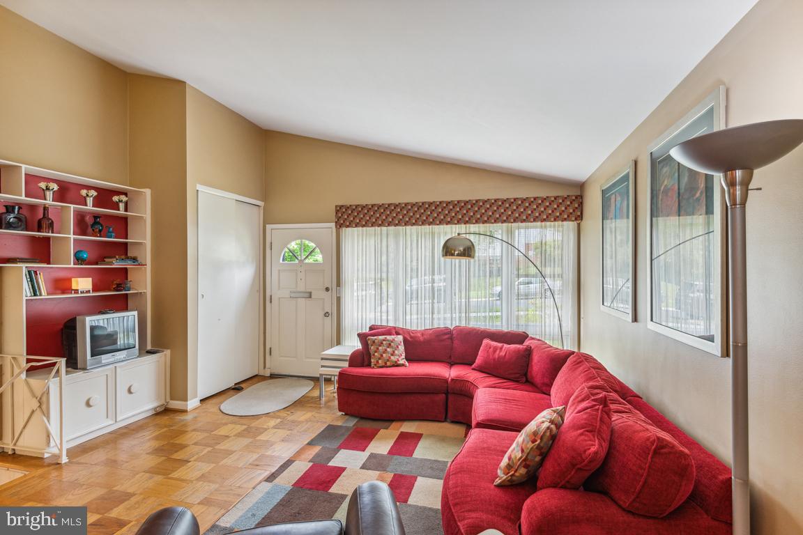 ROYAL VIEW - Residential