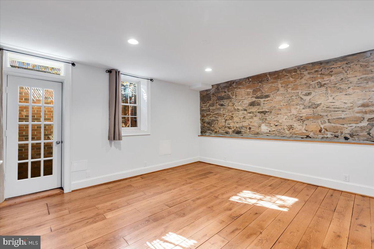 OLD TOWN - Residential Lease