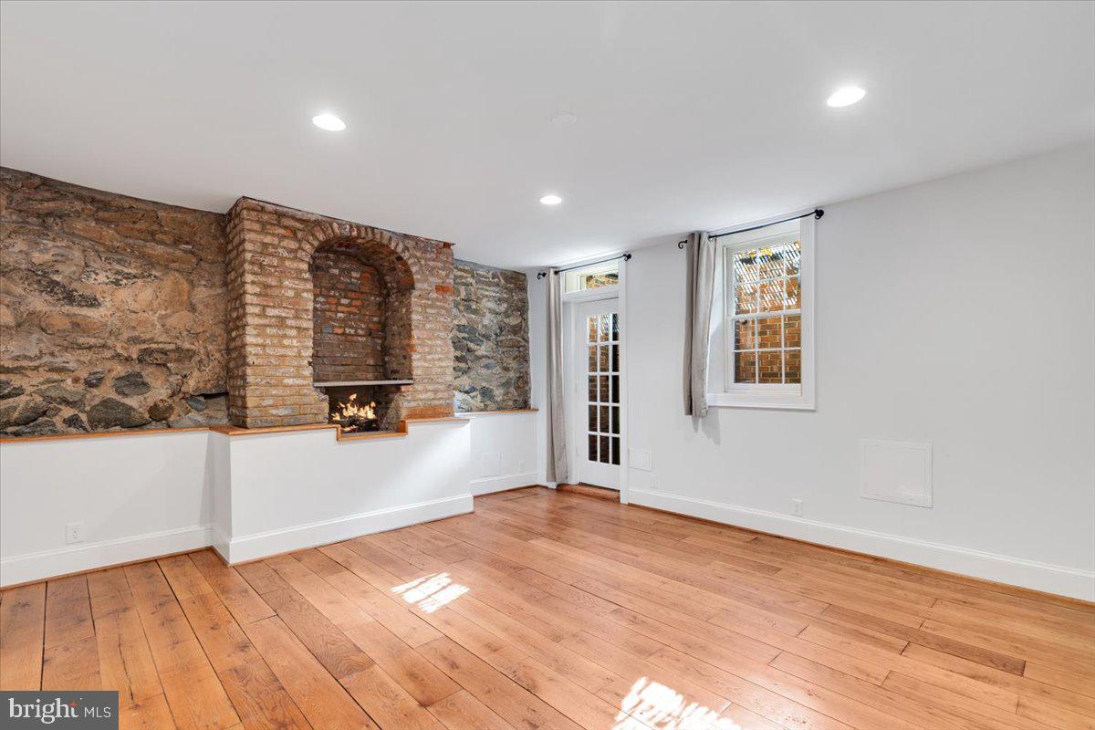 OLD TOWN - Residential Lease