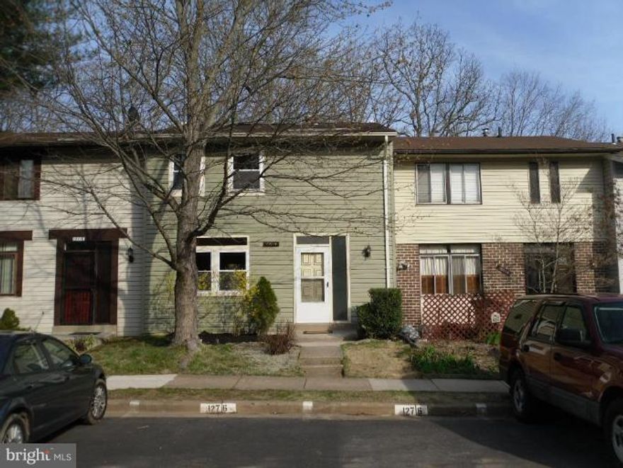 Rare beauty! "Heart of the Home: Kitchens by Ana(sm)" 2011 remodel. 3-lvl,4/3.5, walkout in Lk Ridge near 123 and commuter lots. Gourmet granite island kitchen with upgraded cabts, appls, underctr lights, designer tile, more! Gleaming hardwood main level. Updated designer tile baths, fixtures and vanities. Legal, PW-apprvd, BR4, den, rec rm and FBA in new cpt LL walking out to big fenced yard.