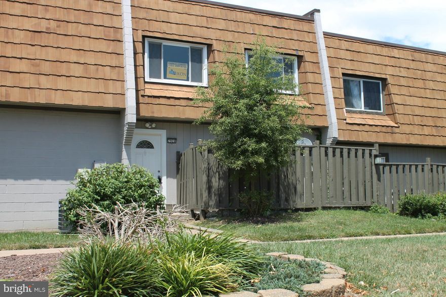 Updated two bedrooms condo/ townhome, Property features hardwood floors in upper level, Pergo and ceramic tiles in main level, updated windows and sliding doors, stainless stealth Fridge. Easy access to public transportation, two blocks from bus service, 15 minutes drive to closest metro station, easy access to main highways.