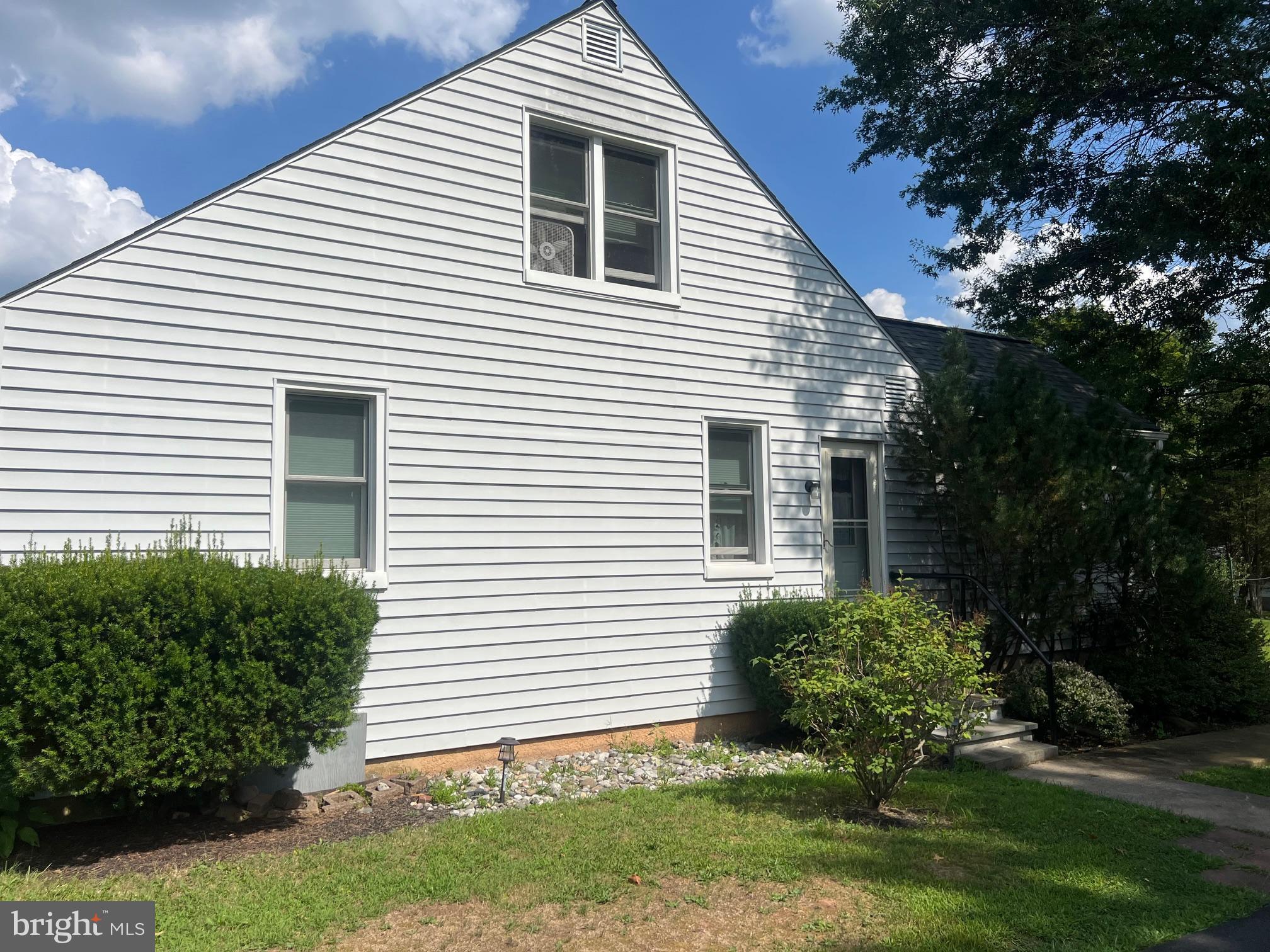 162 MAPLE AVENUE