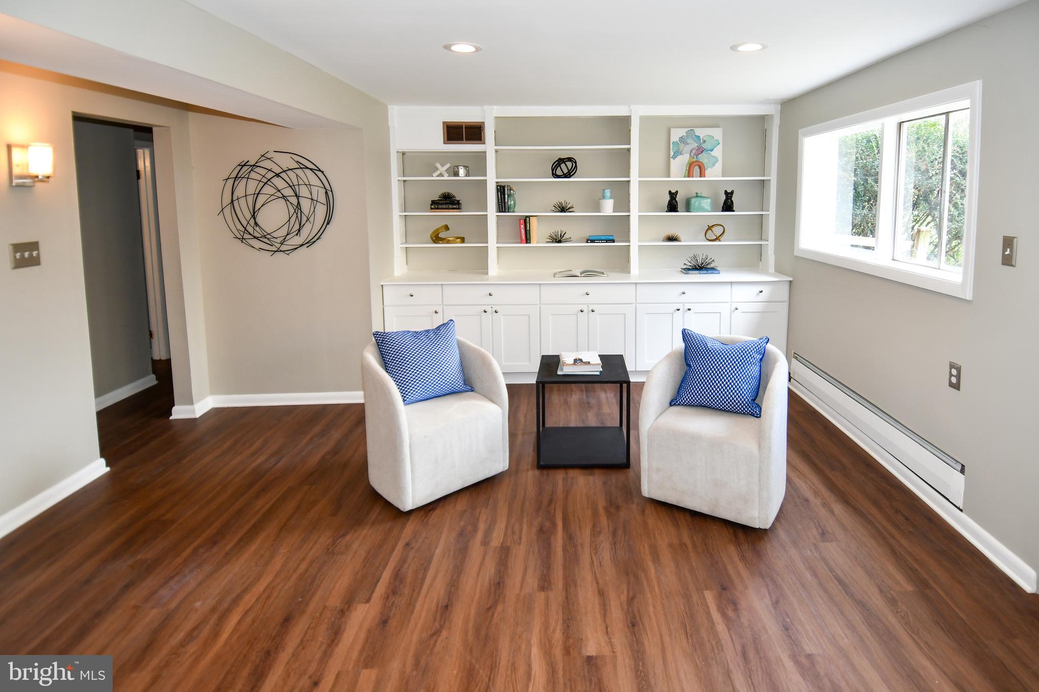 COUNTRY CLUB HILLS - Residential