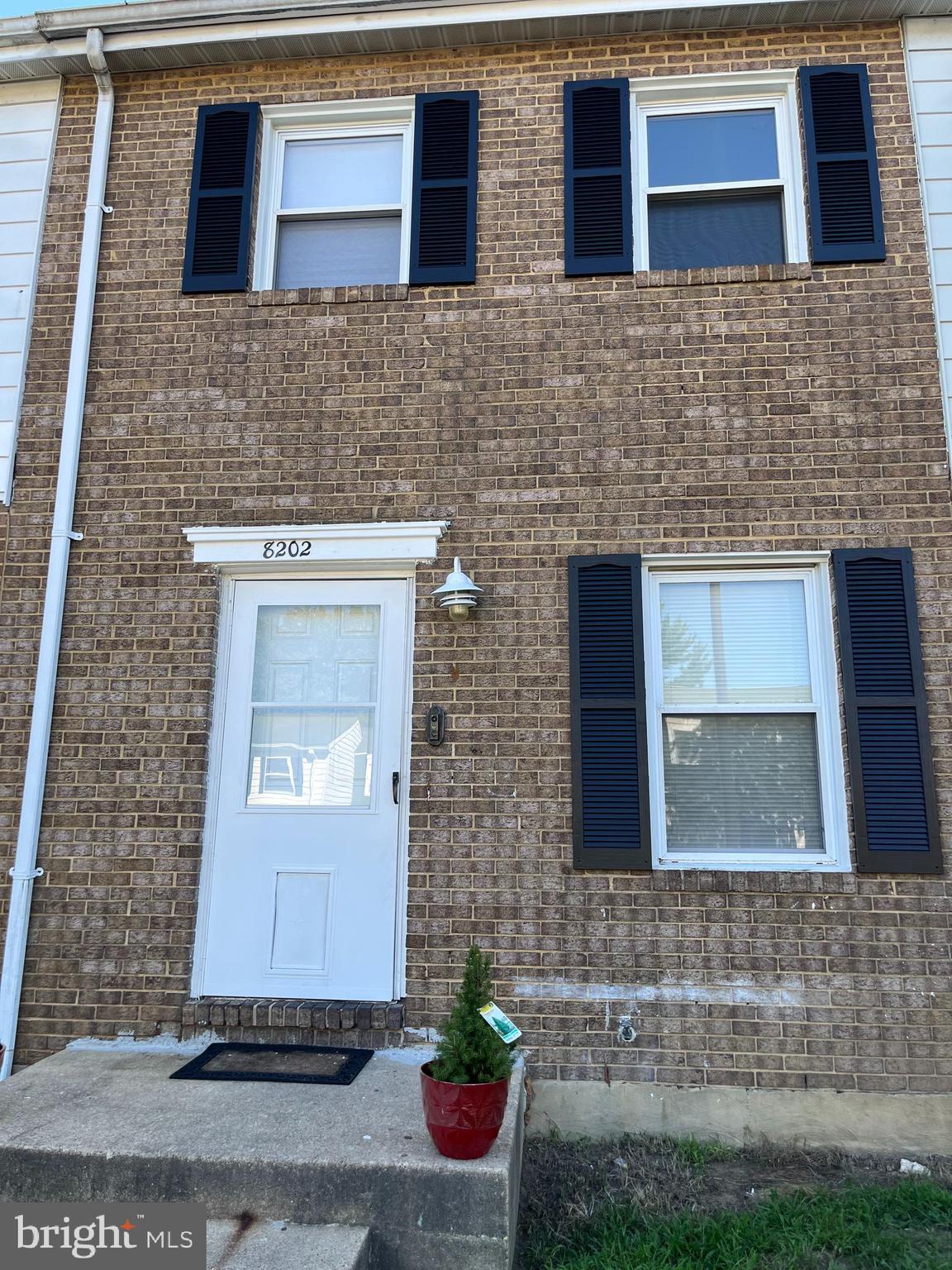 Location! Close to all major roads, airport and shopping. The fully fenced backyard provides privacy and outdoor space. The unit was recently renovated. Property is being sold 'as is'.