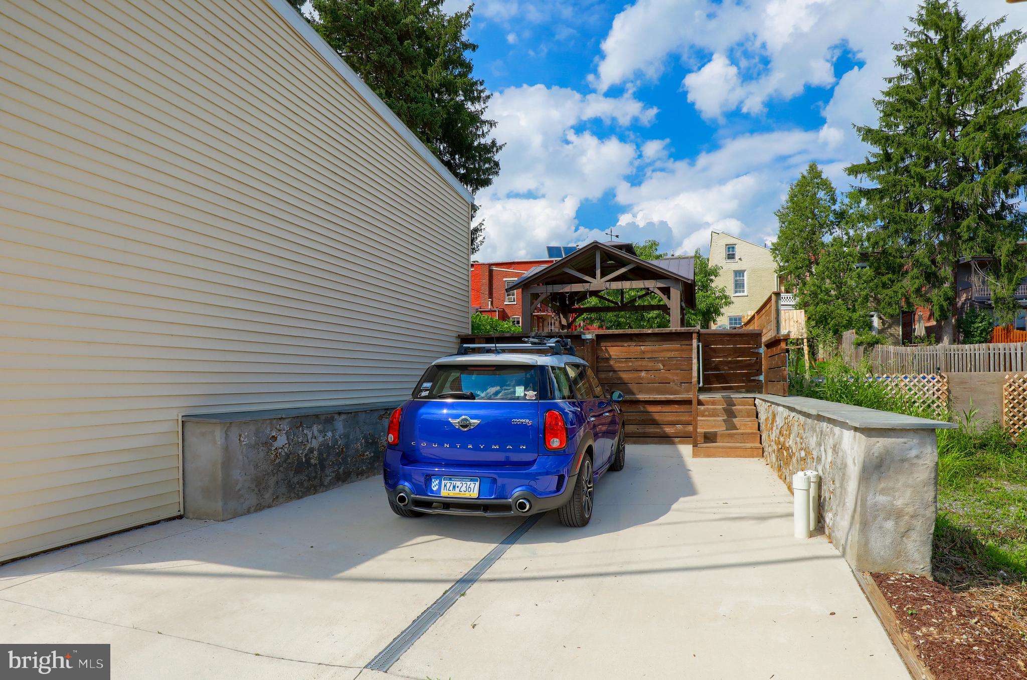 CHESTNUT HILL - Residential