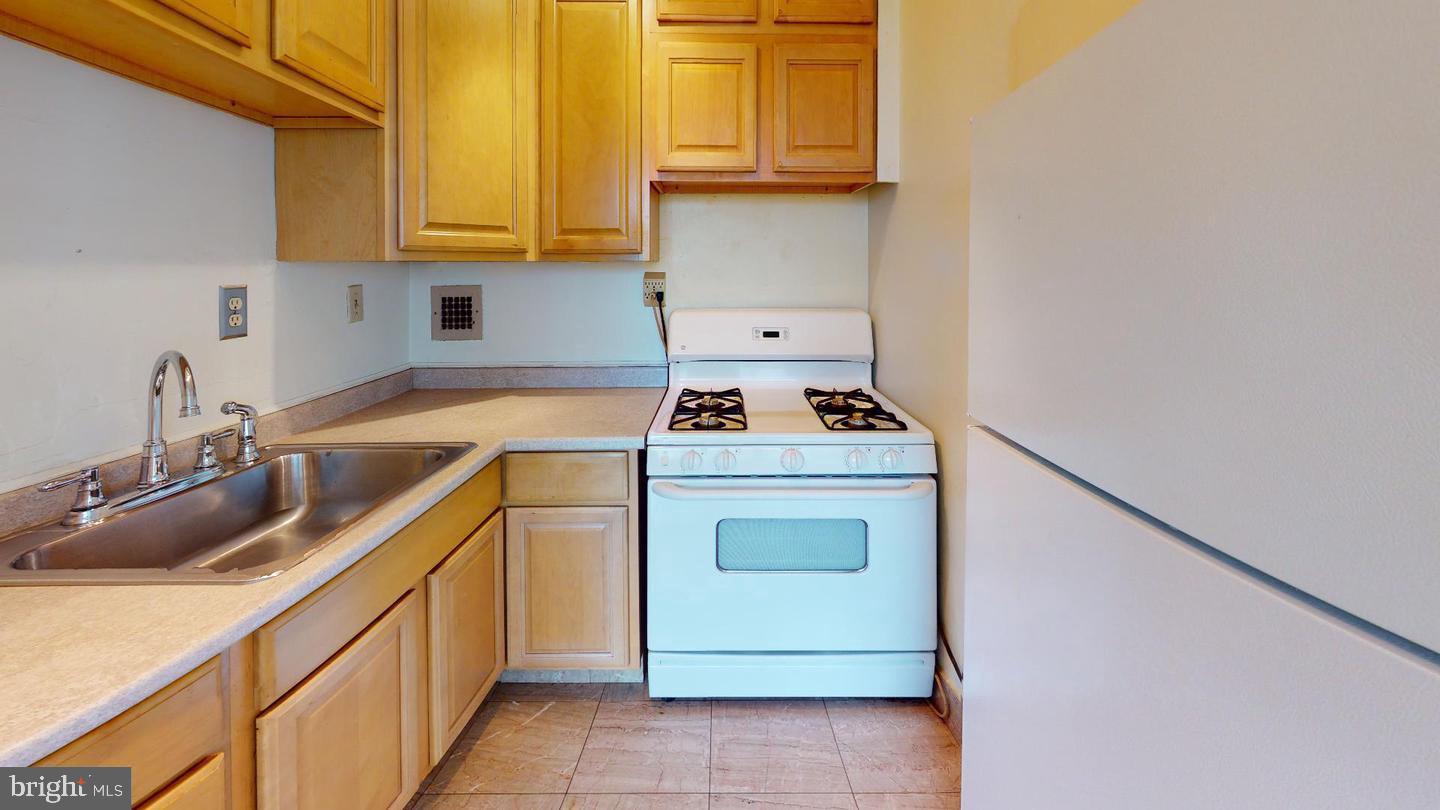 RIVER TOWERS - Residential Lease