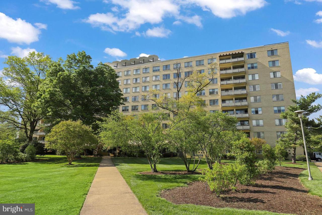 RIVER TOWERS - Residential Lease