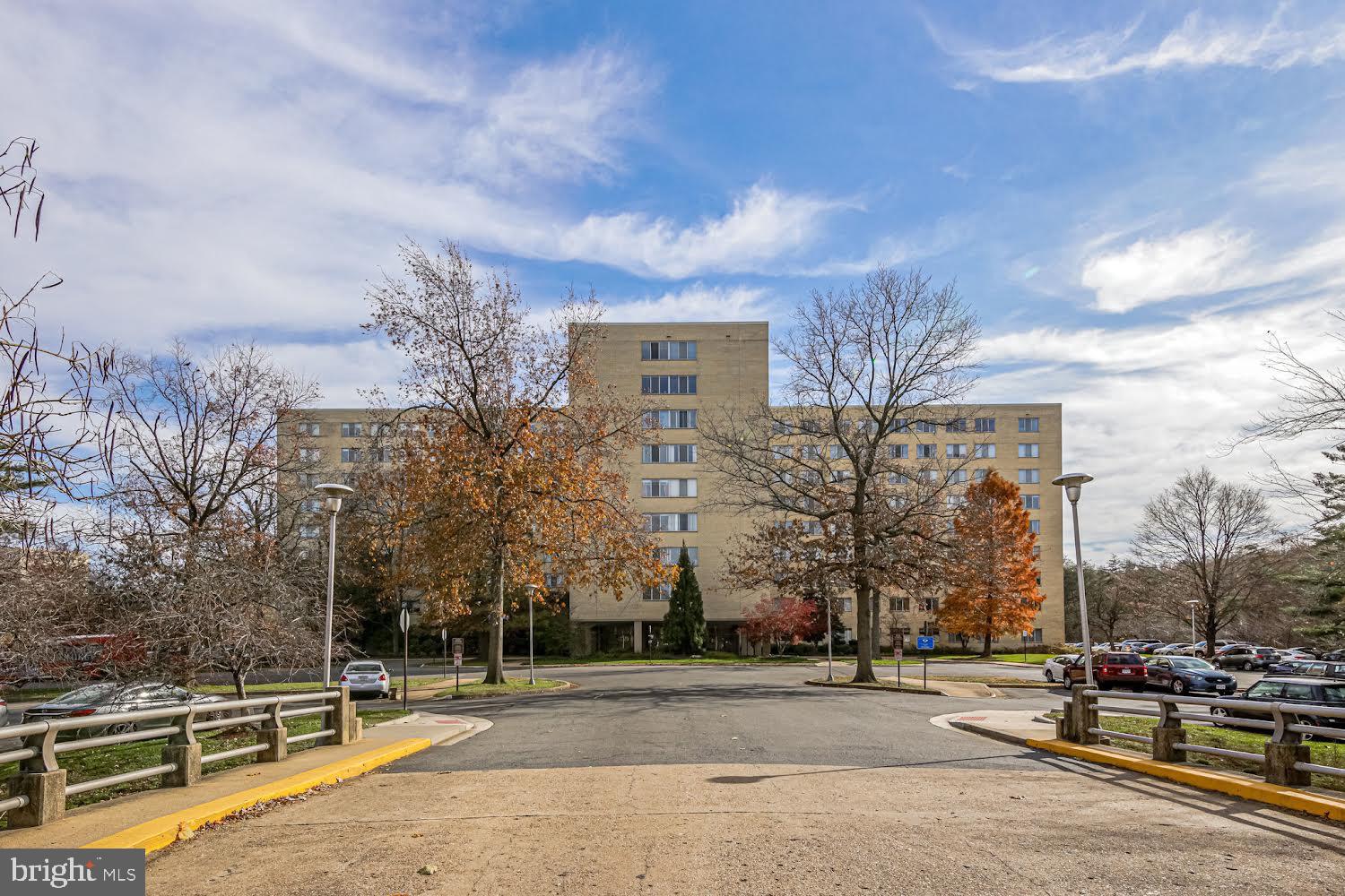 RIVER TOWERS - Residential Lease