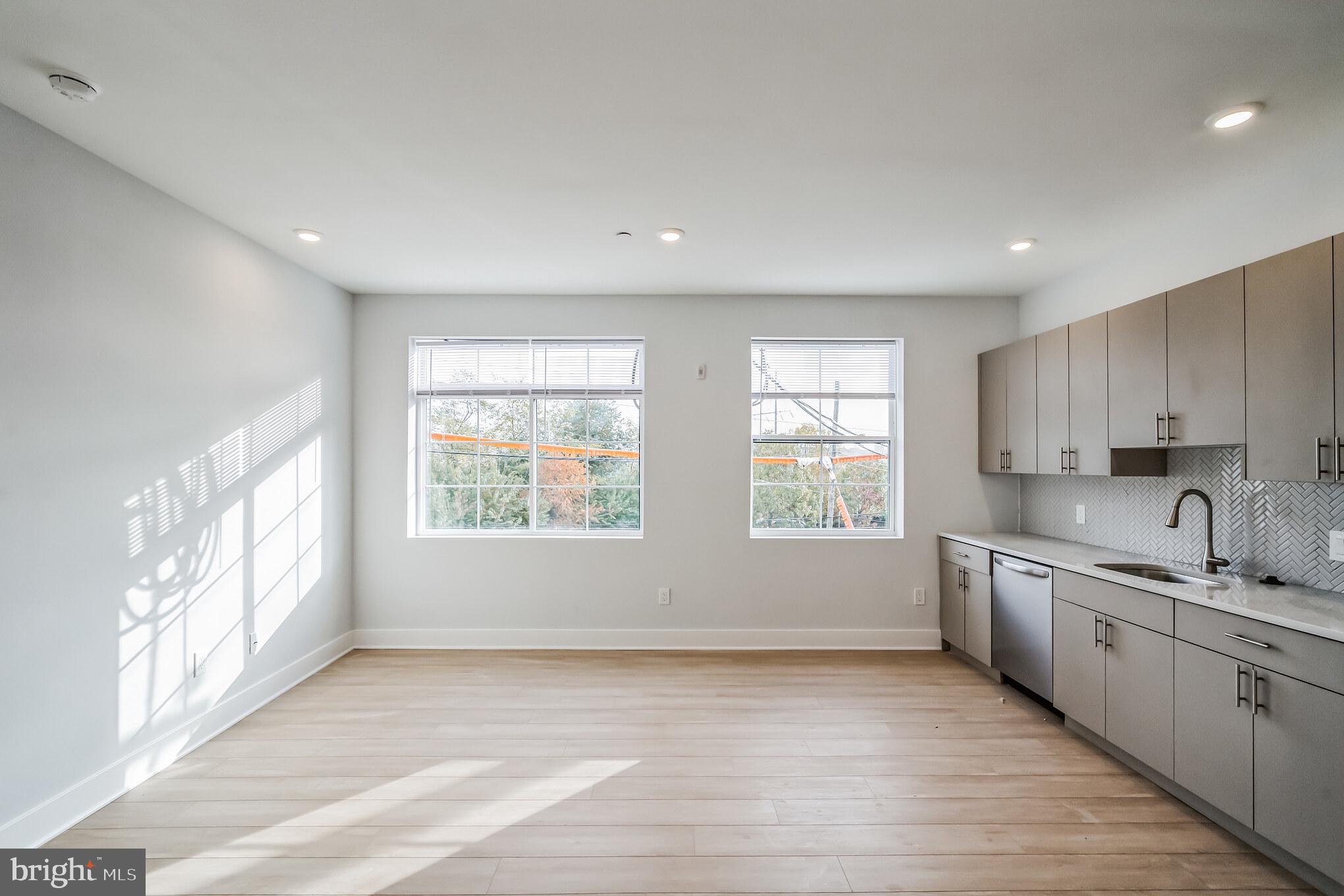 UNIVERSITY CITY - Commercial Sale