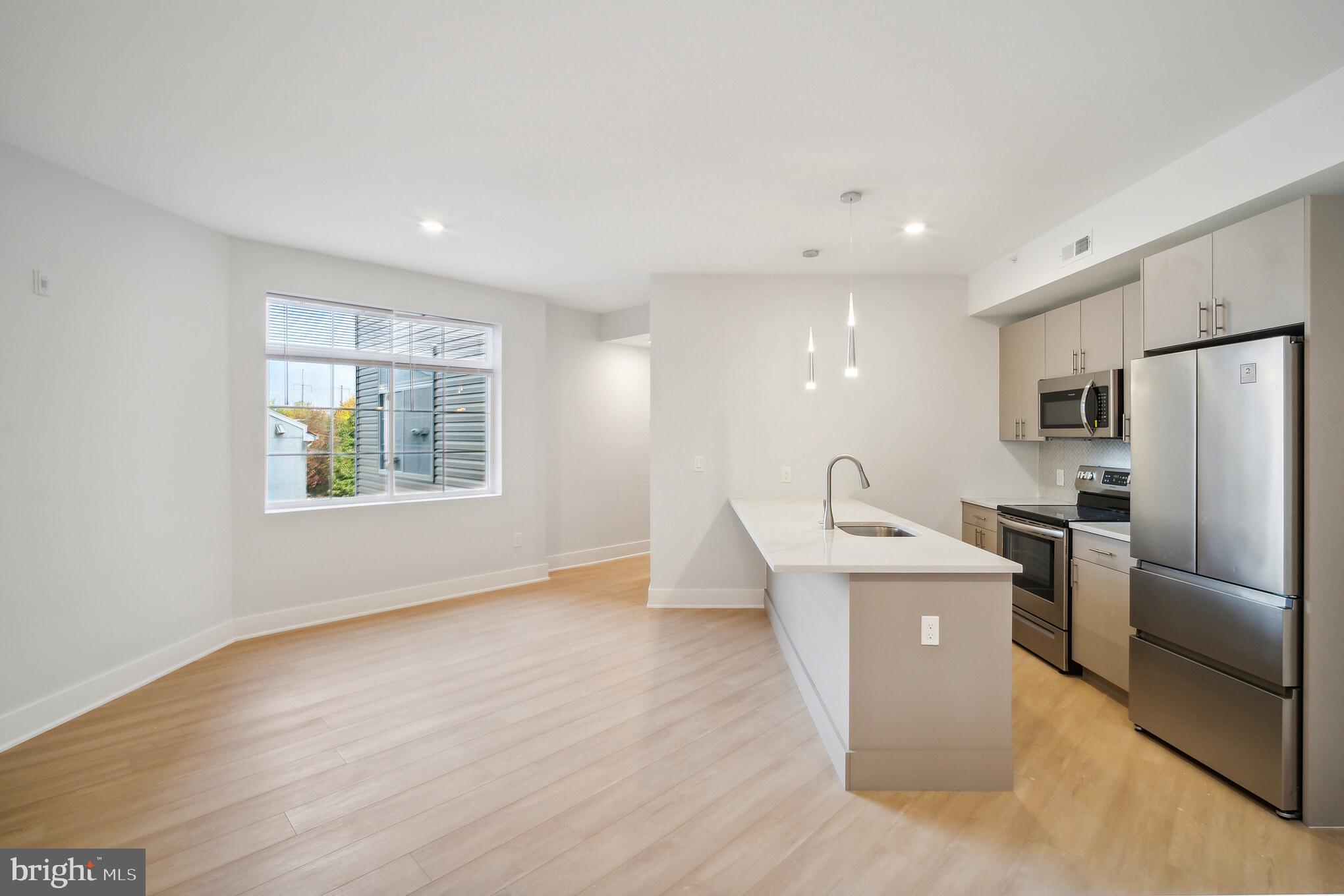 UNIVERSITY CITY - Commercial Sale