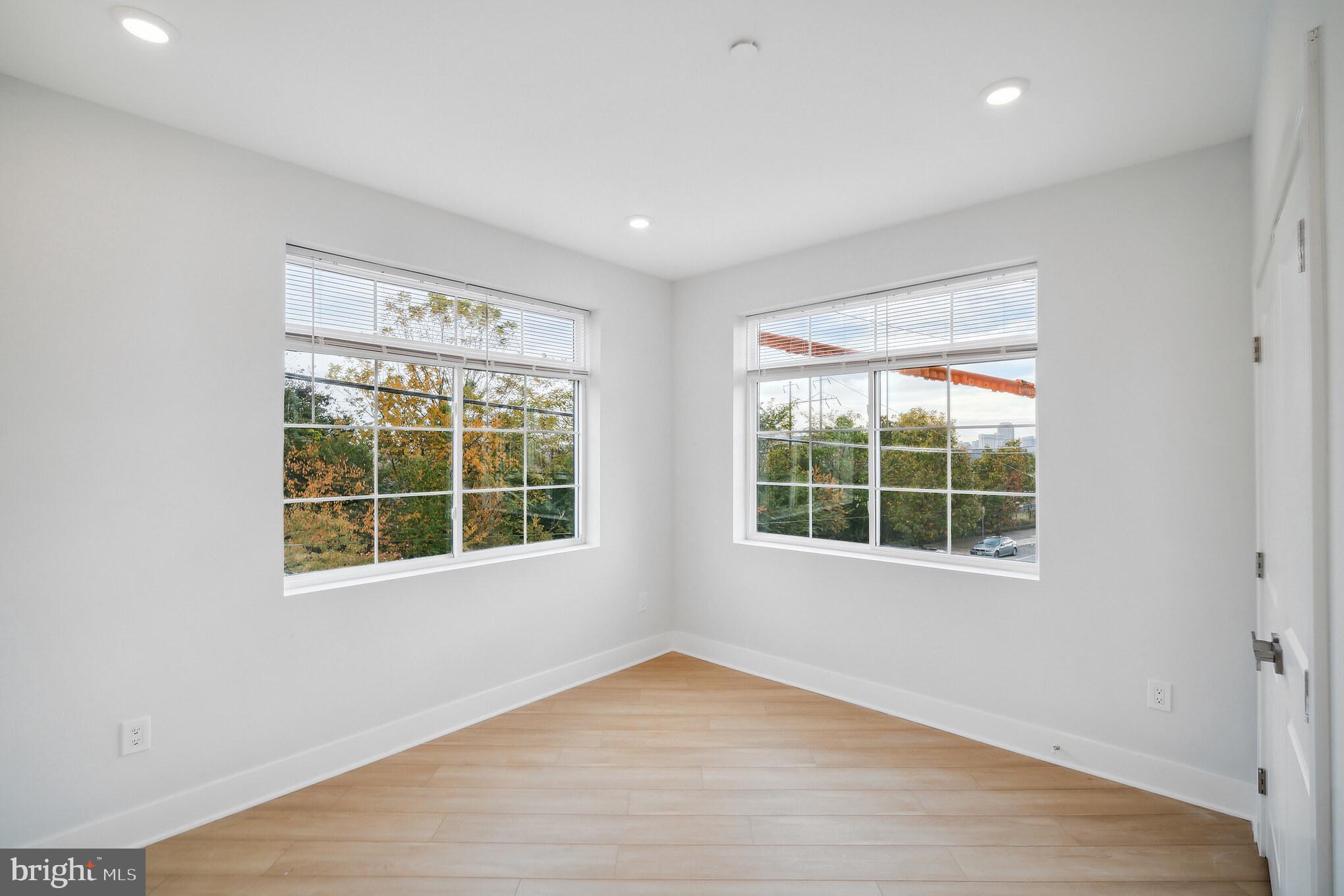 UNIVERSITY CITY - Commercial Sale