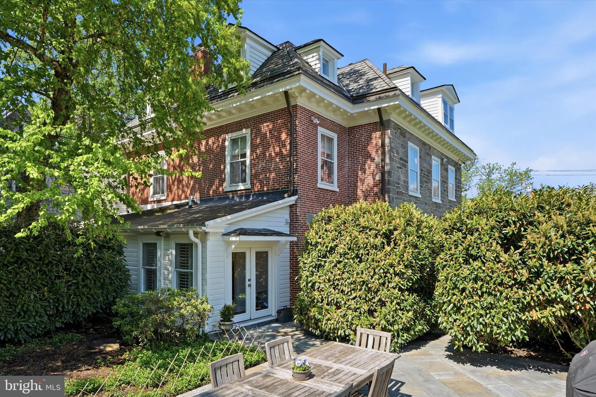 CHESTNUT HILL - Residential