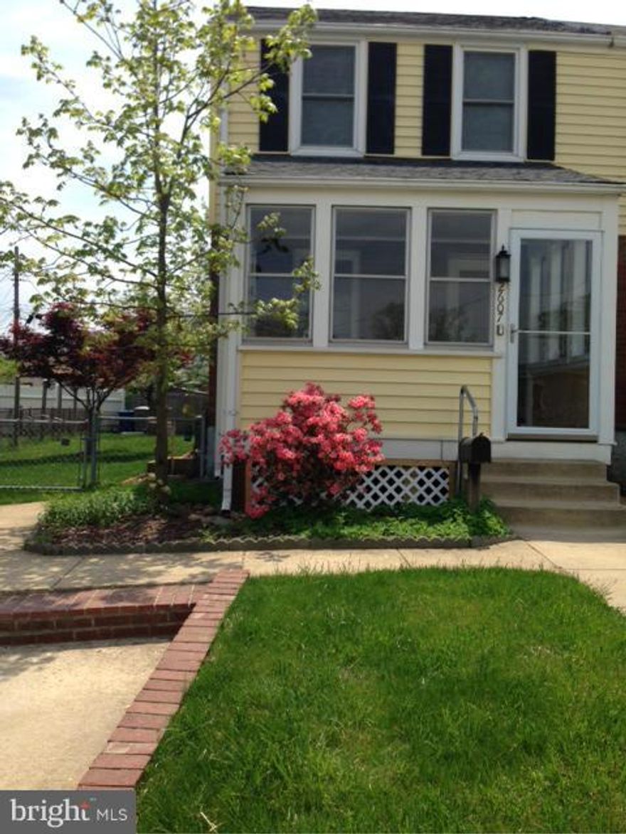 One min. walk to Huntington Metro! Charming 3 bed, 2 bath duplex home expanded and renovated in 2014!   Approx. 1500 sq. ft., open floor plan.  Deluxe kitchen with new ss appliances, gas cooking, granite, 42" cabinets, breakfast bar. Cherry hardwoods. New bathroom. Flat, fenced yard, with new deck - perfect for summer!  Near Old Town, I-495, walk to shop and dine! Easy drive to Ft Belvoir or DCA!