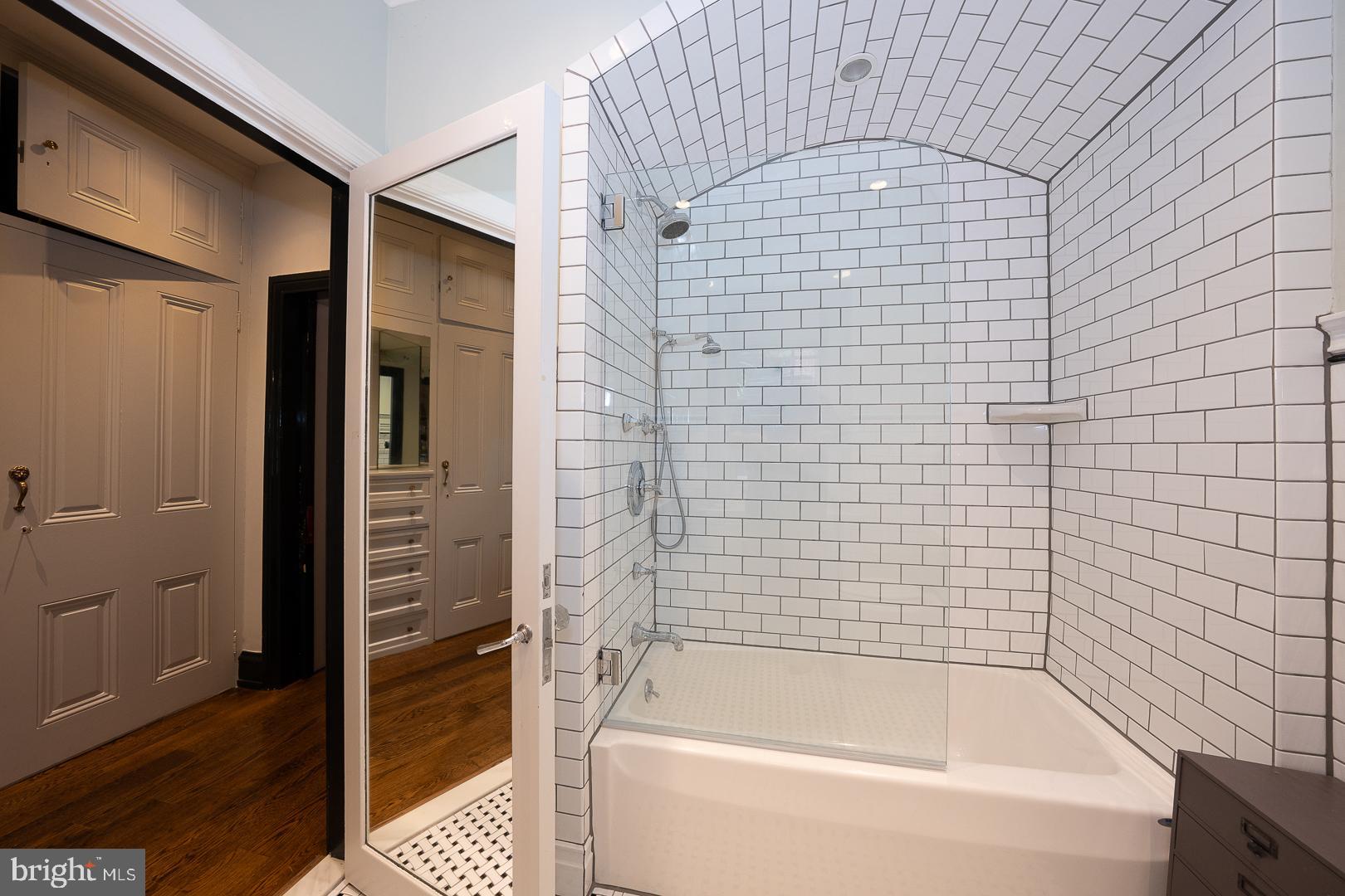 GLADWYNE - Residential