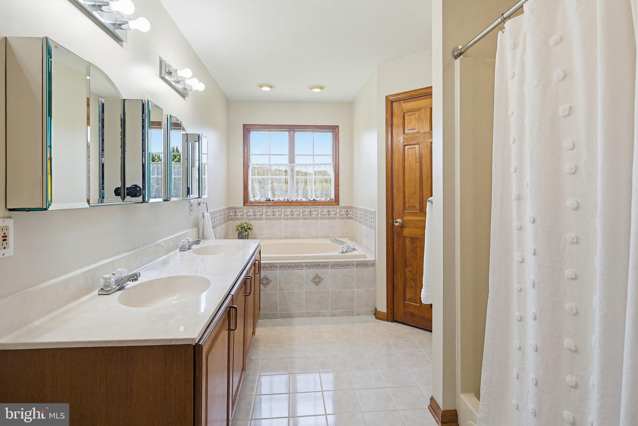 EMERALD VALLEY - Residential