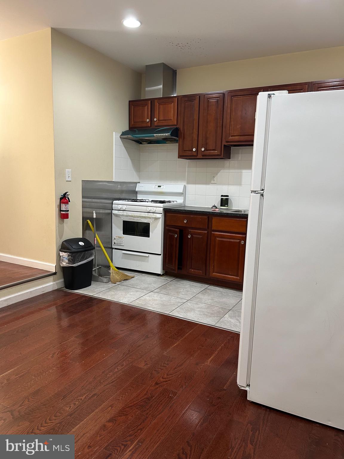 KENSINGTON - Commercial Sale