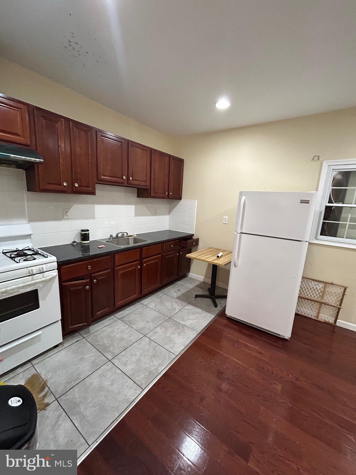 KENSINGTON - Commercial Sale