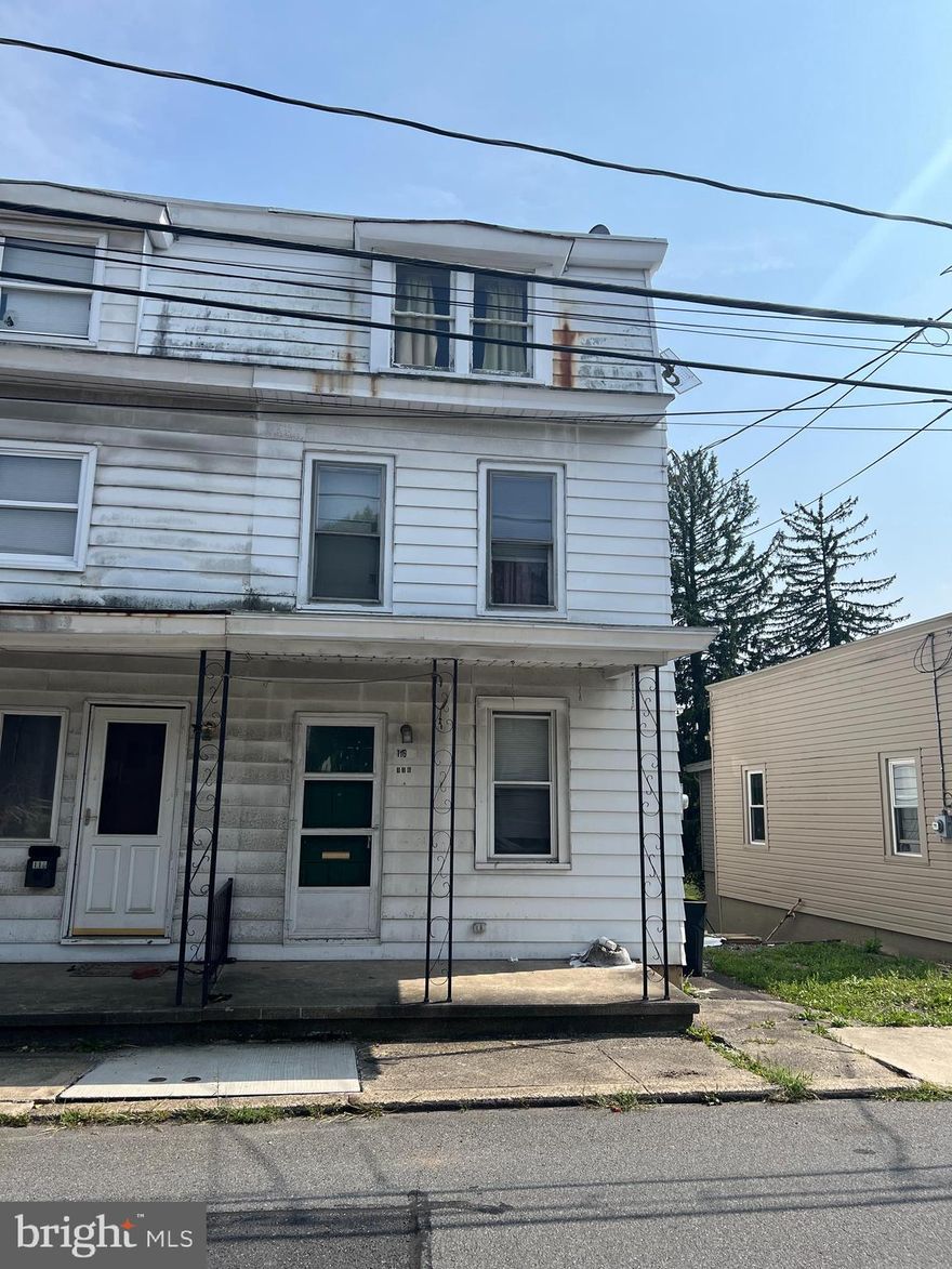 Come and see this adorable and affordable Haven semi and make it your own!  3 bedrooms, 2 full baths, eat in kitchen and a daylight basement are all here and ready for your personal touches.  This is a lot of house for the money!  Call today for your personal tour!