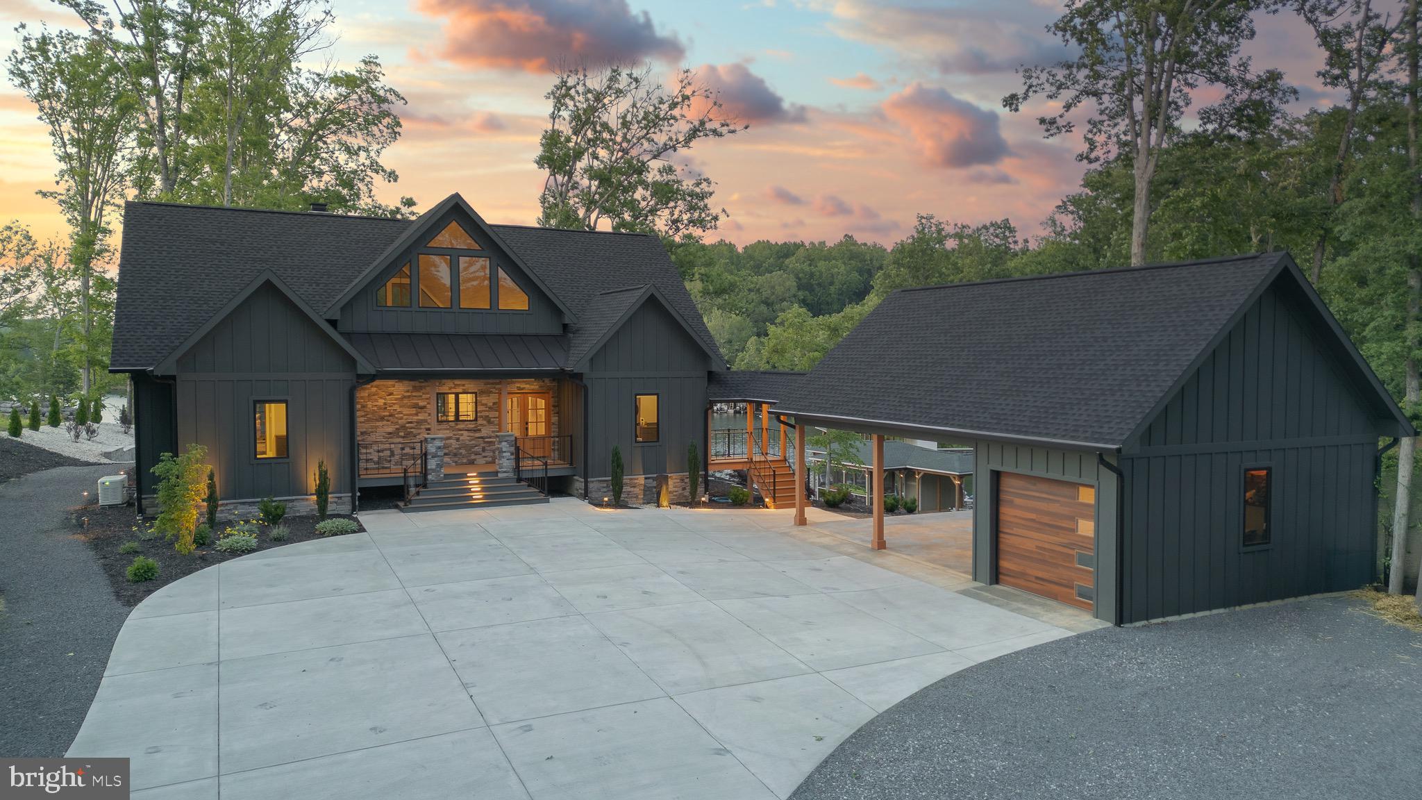 LIGHTHOUSE POINT - Residential